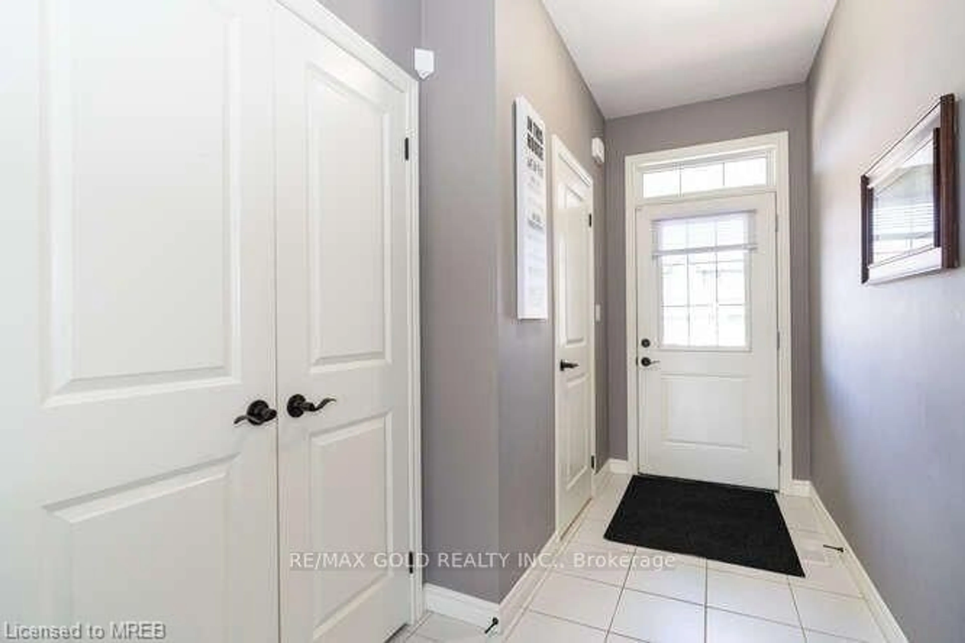 Indoor entryway for 128 Links Cres, Woodstock Ontario N2G 0E4