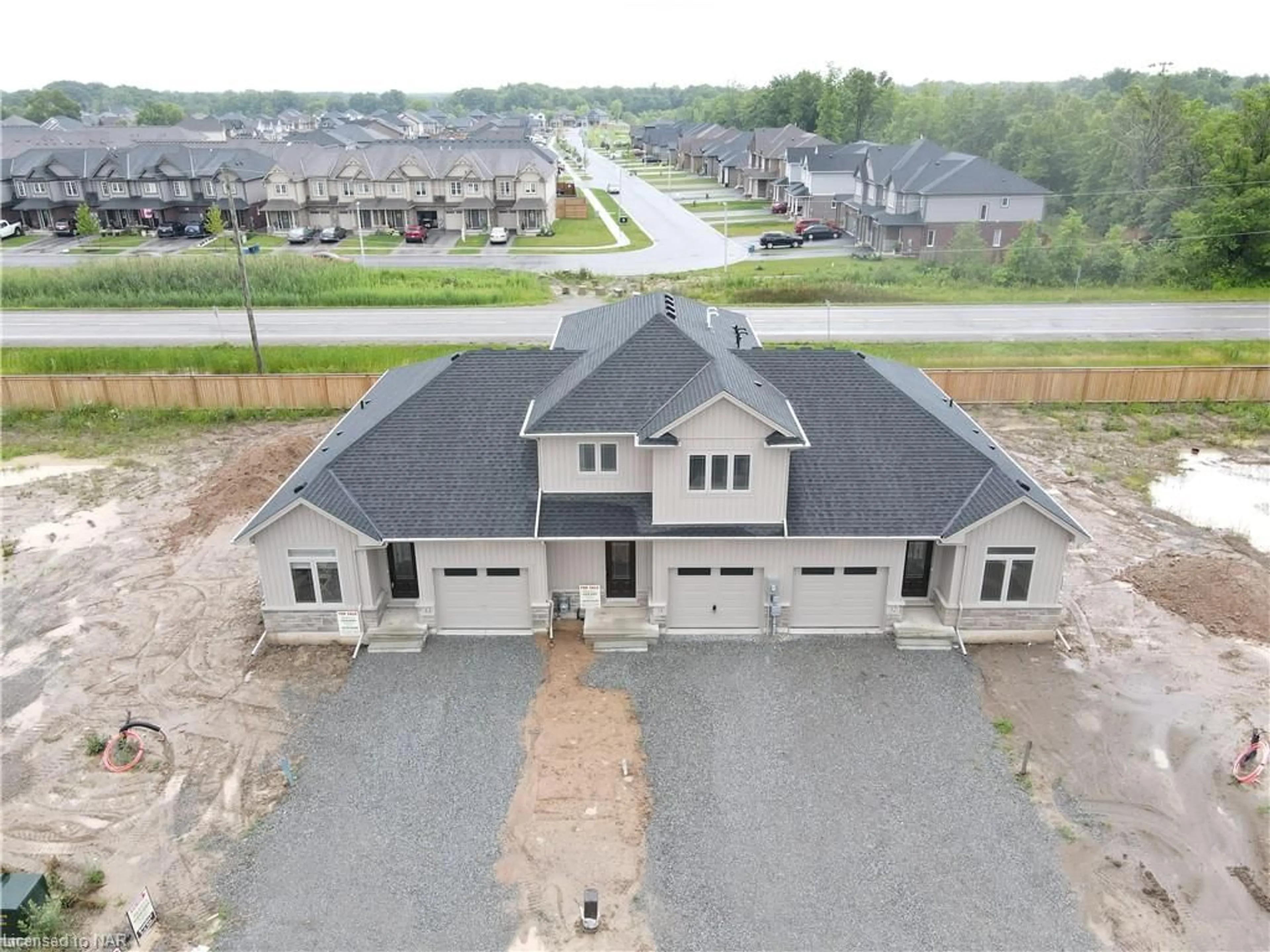 Frontside or backside of a home, the street view for 32 Austin Dr, Welland Ontario L3B 5N8