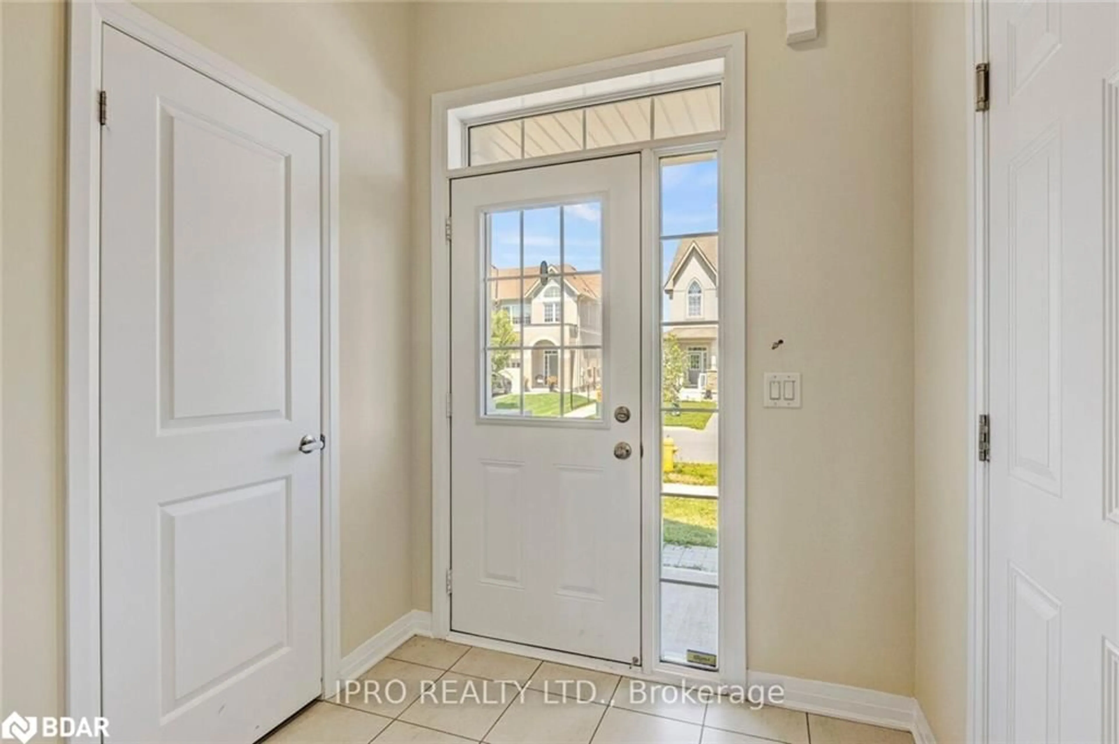 Indoor entryway, wood floors for 4147 Cherry Heights Blvd, Beamsville Ontario L0R 1B6