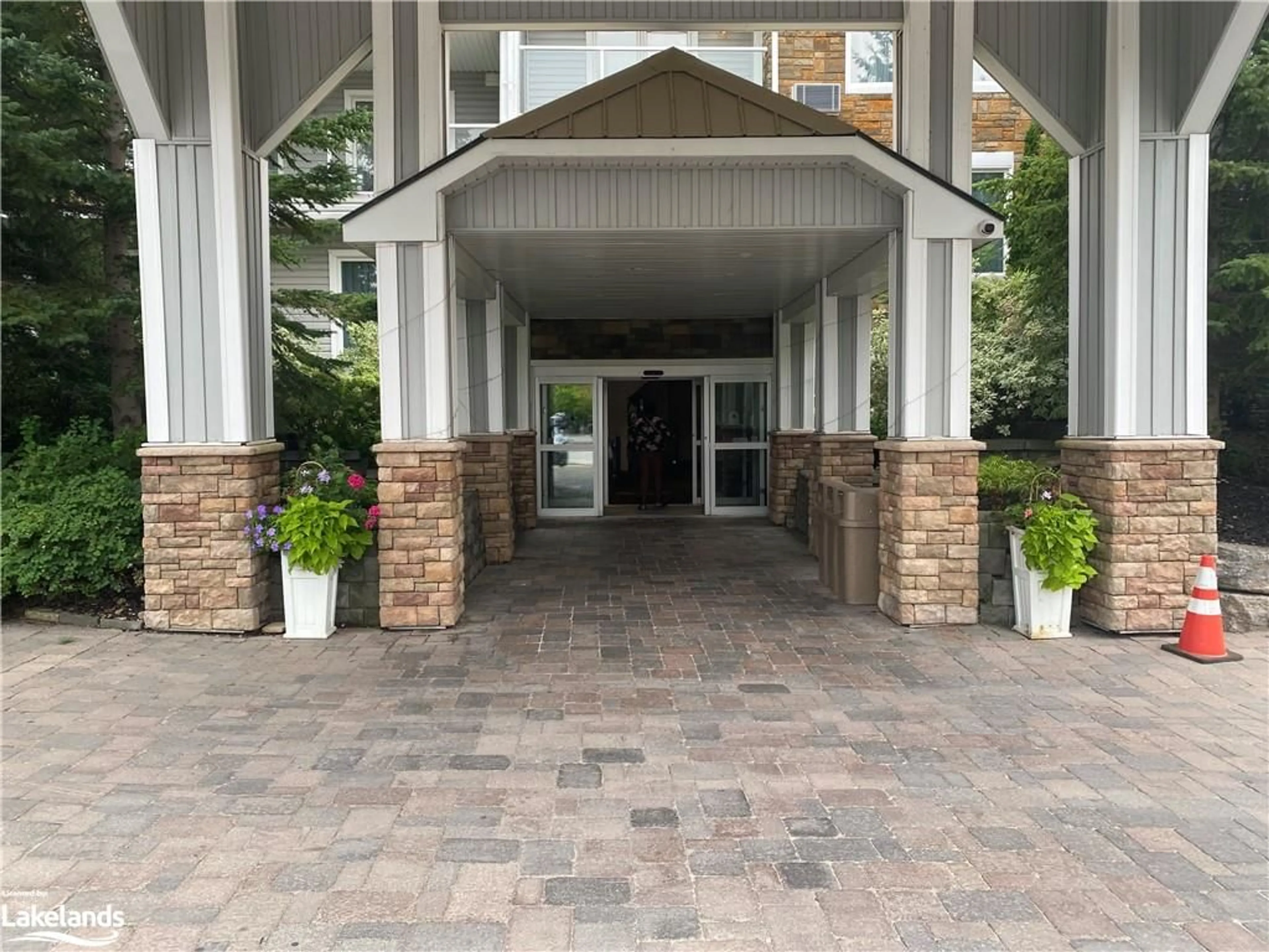 Indoor foyer for 9 Harbour St #6101-6103, Collingwood Ontario L9Y 5C5