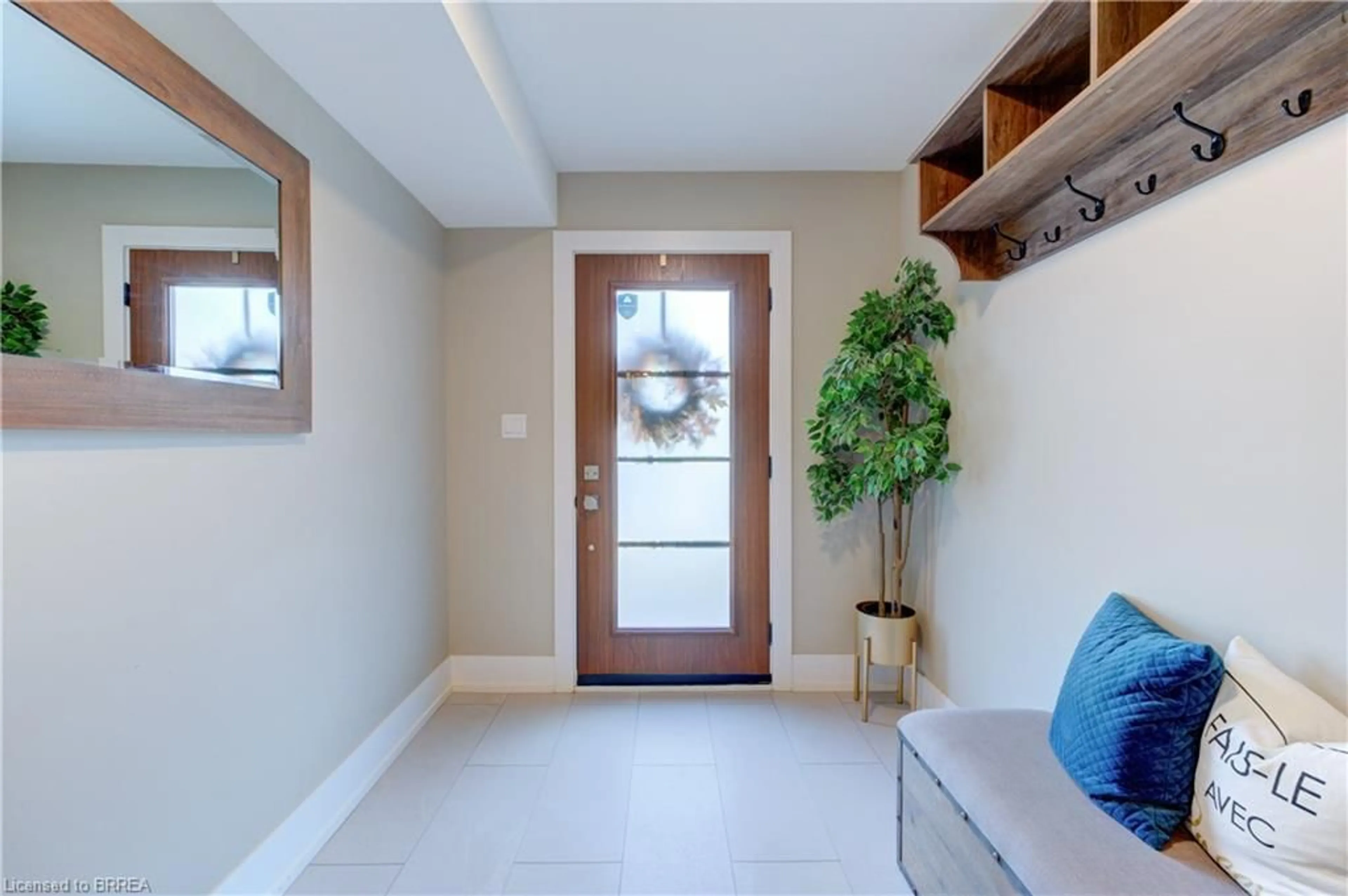 Indoor entryway for 3 Spring Lane #B, Brantford Ontario N3T 4M2