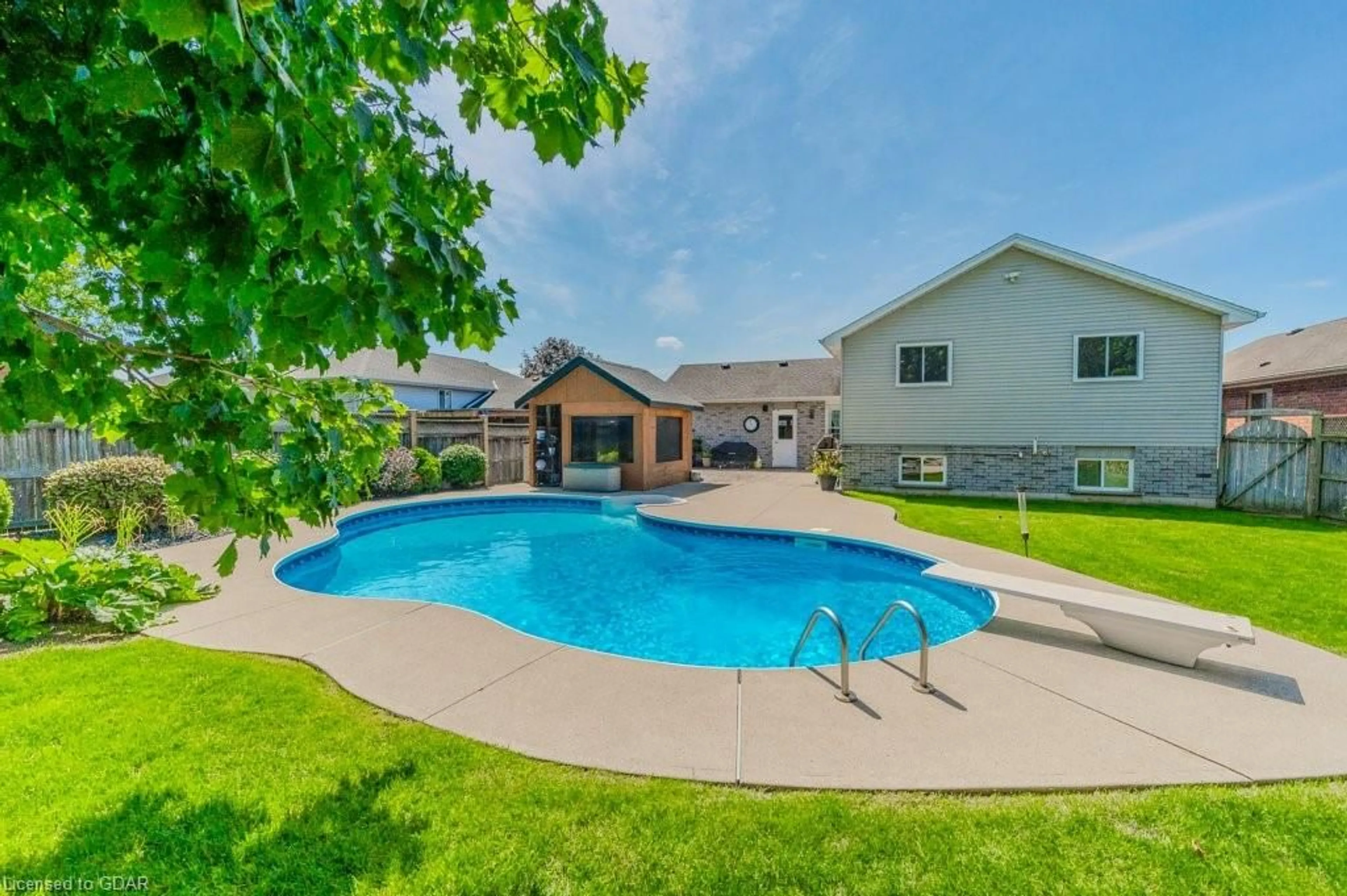 Indoor or outdoor pool for 100 Windsor Dr, St. George Ontario N0E 1N0