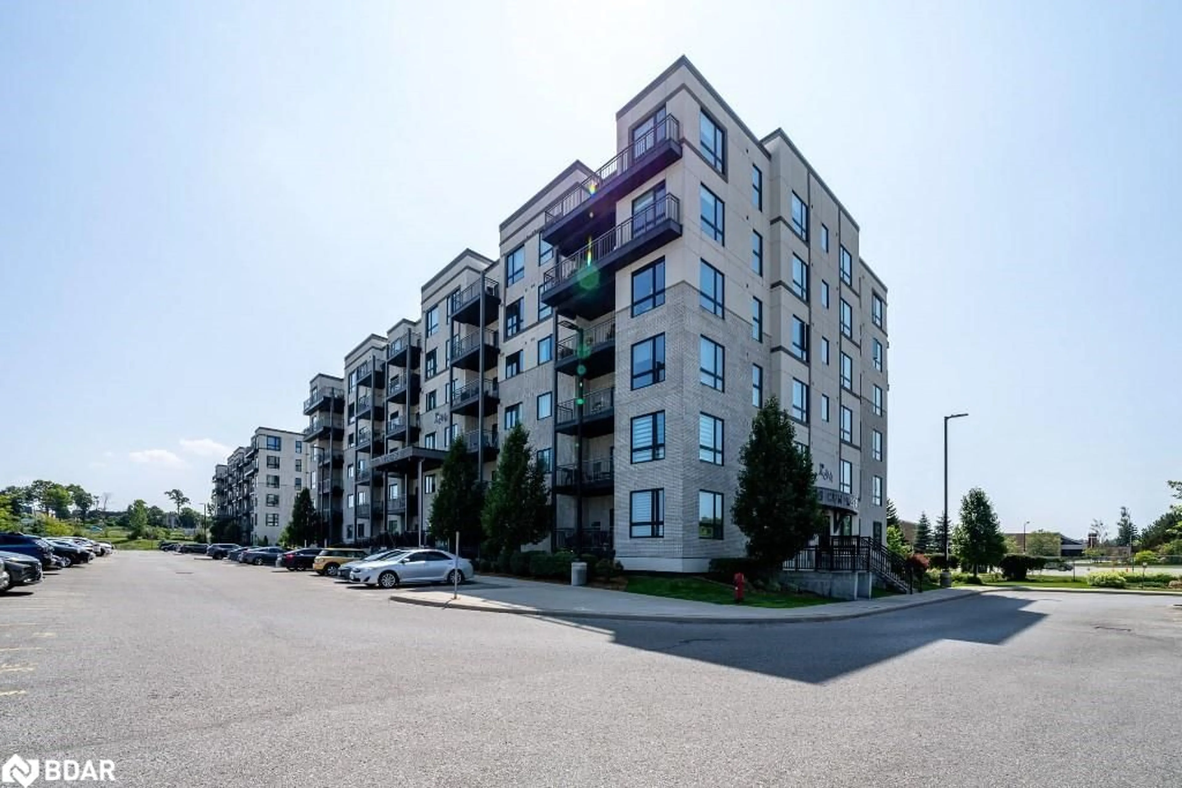 A pic from exterior of the house or condo for 295 Cundles Rd #607, Barrie Ontario L4M 0K8