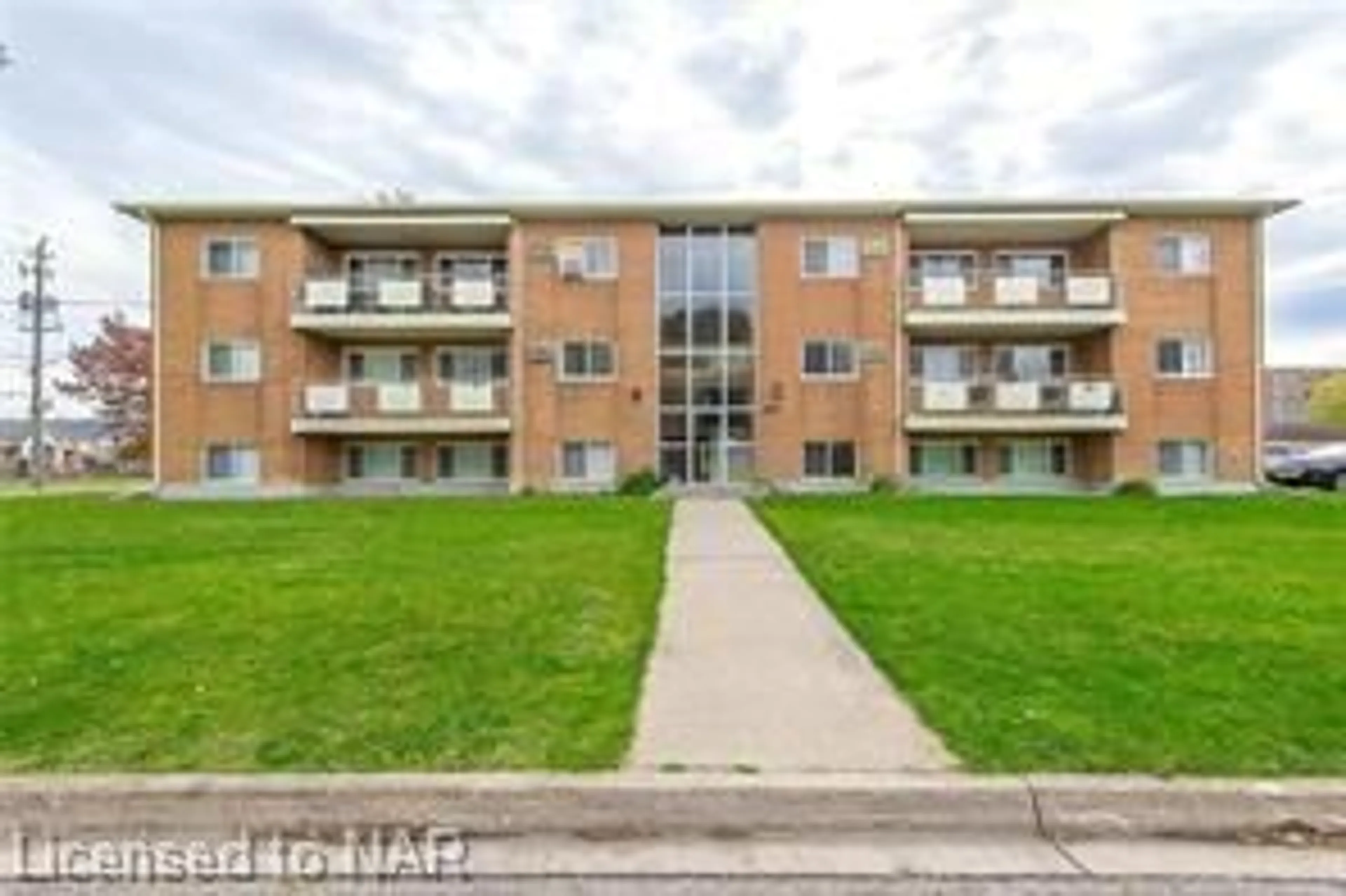 A pic from exterior of the house or condo, the front or back of building for 131 Third St, Welland Ontario L3B 4W5