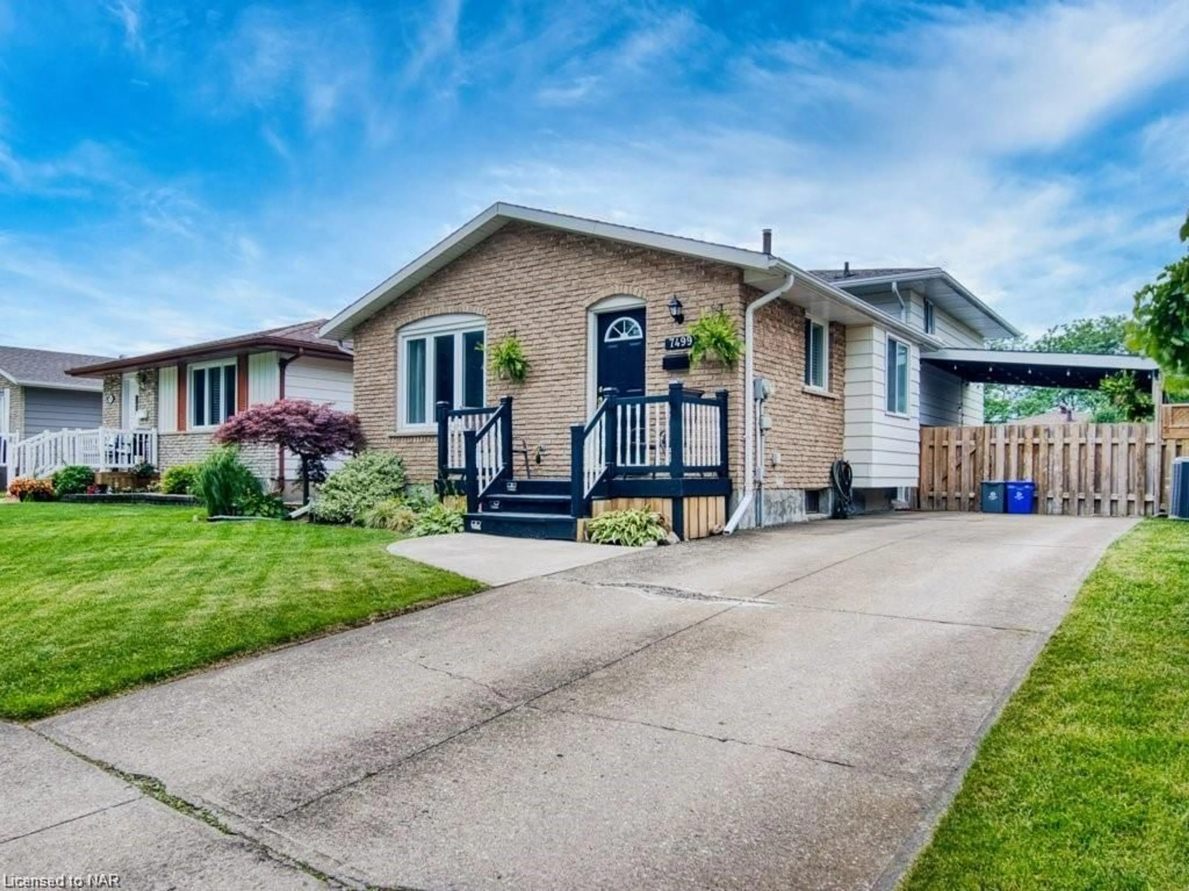 Frontside or backside of a home, cottage for 7499 Jubilee Dr, Niagara Falls Ontario L2G 7J2