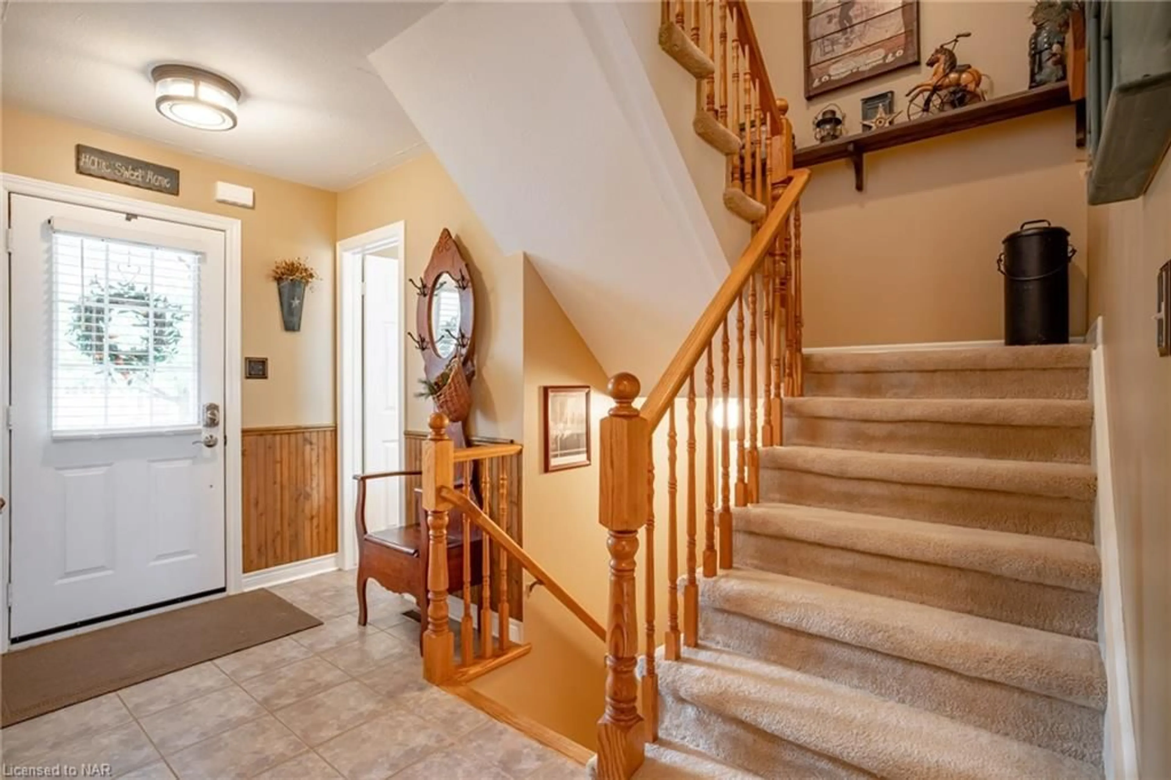 Indoor entryway, wood floors for 20 Robertson Rd, Niagara-on-the-Lake Ontario L0S 1J0