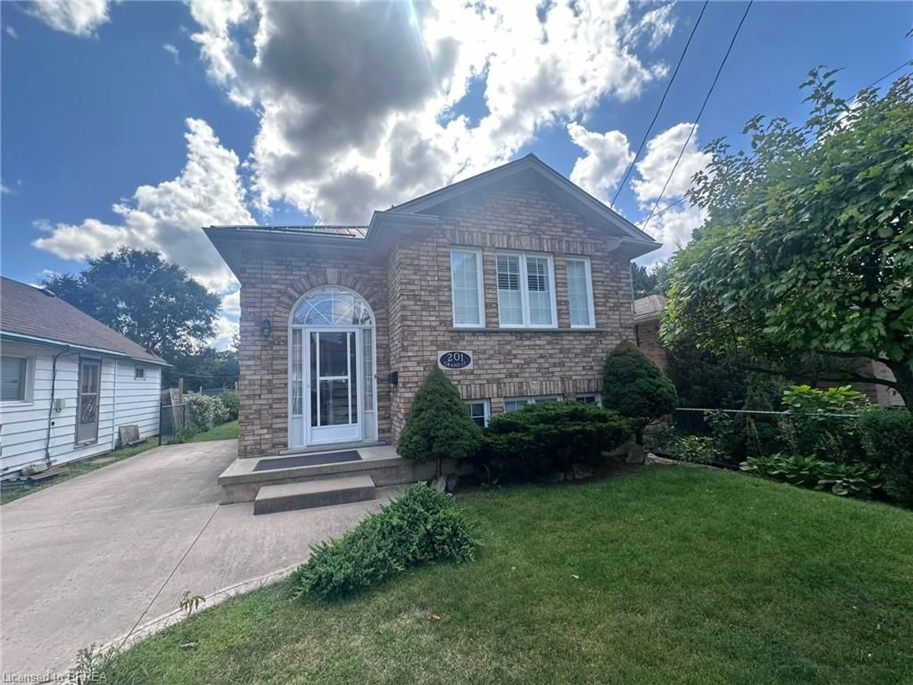 Frontside or backside of a home for 201 Grand St, Brantford Ontario N3R 4C2