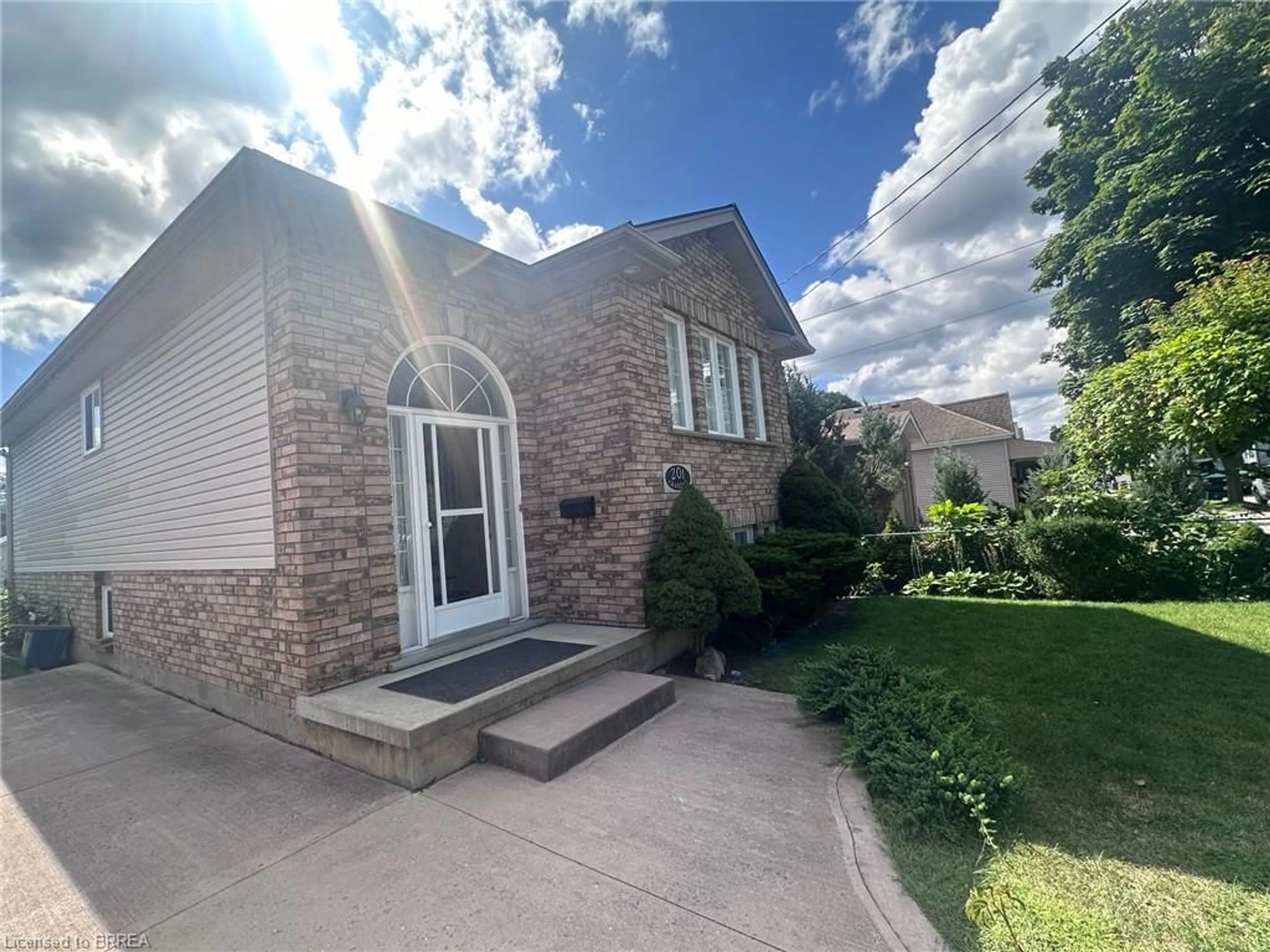 Frontside or backside of a home for 201 Grand St, Brantford Ontario N3R 4C2