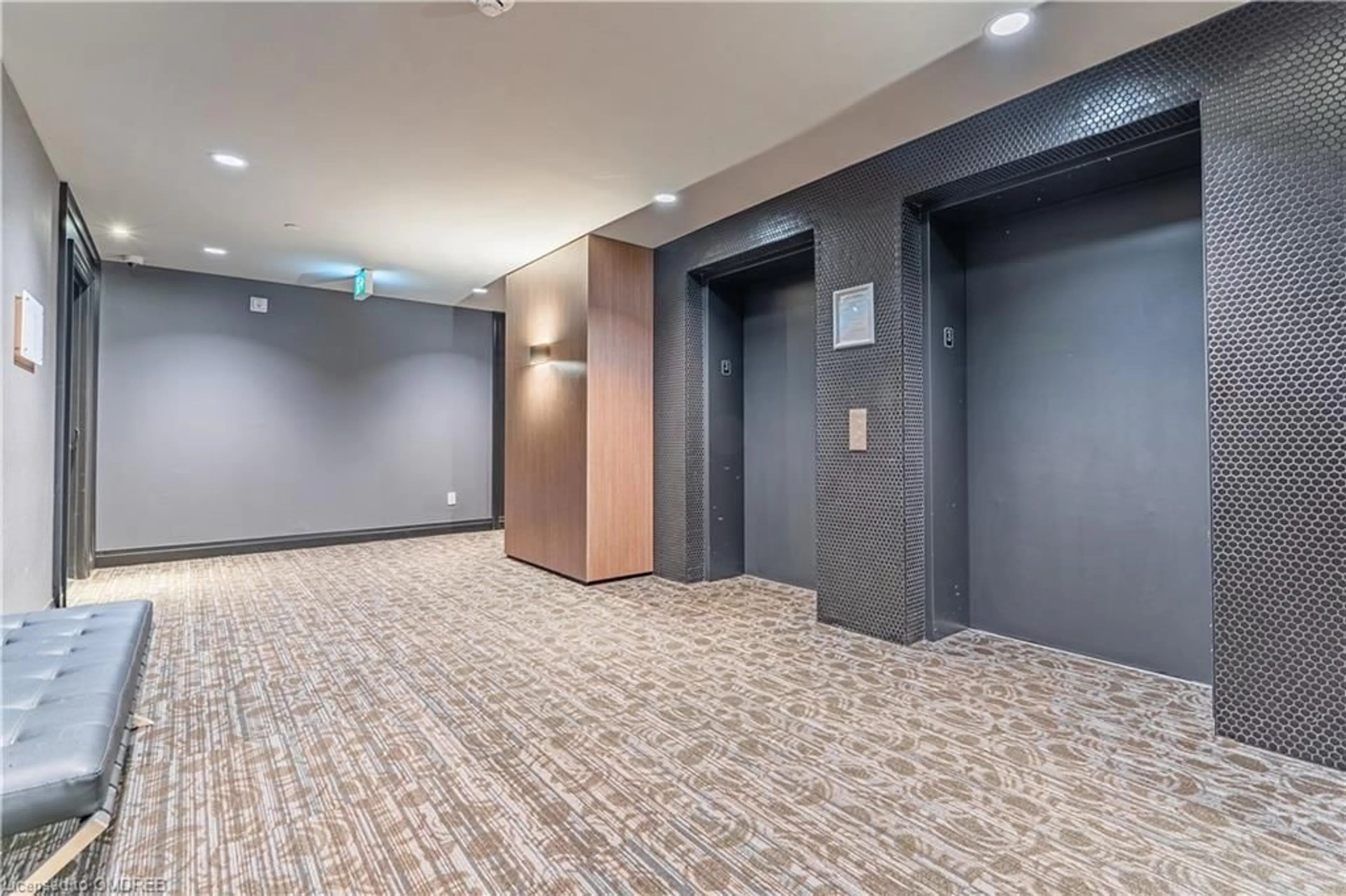 Other indoor space, carpet floors for 95 Dundas St #310, Oakville Ontario L6M 5N4