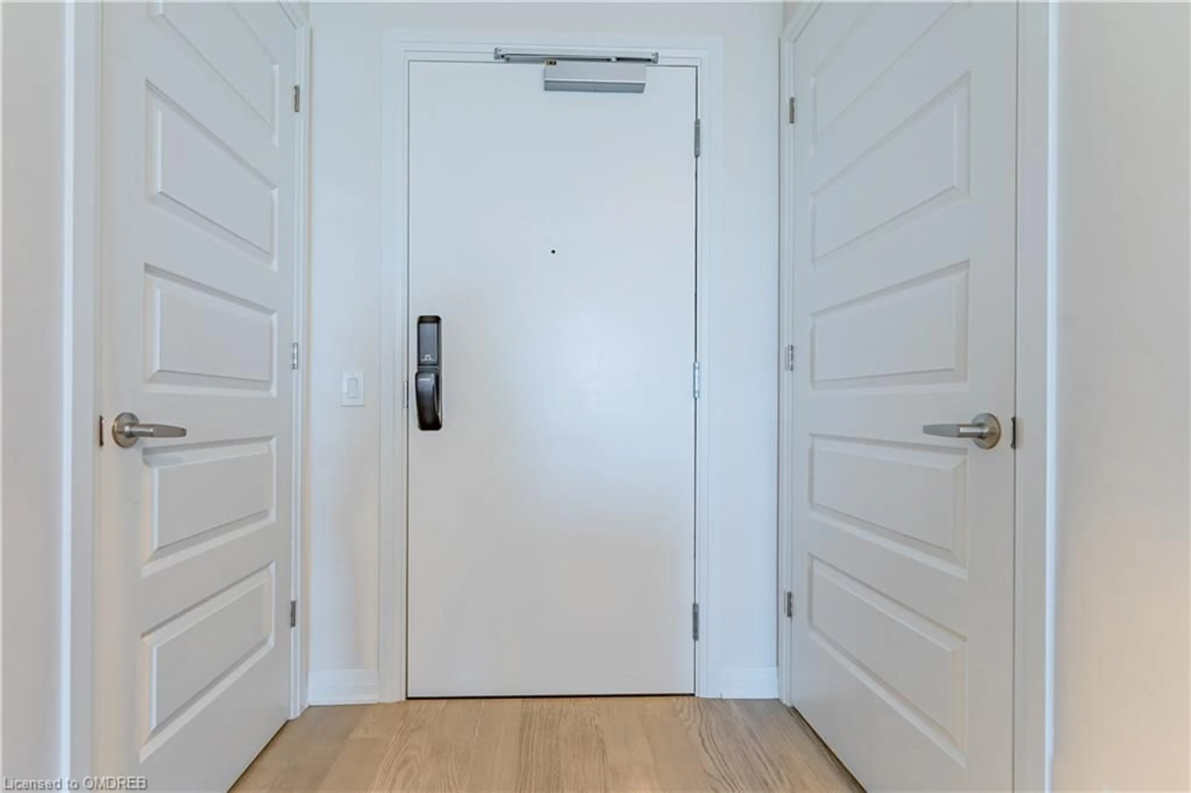 Indoor entryway, wood floors for 95 Dundas St #310, Oakville Ontario L6M 5N4