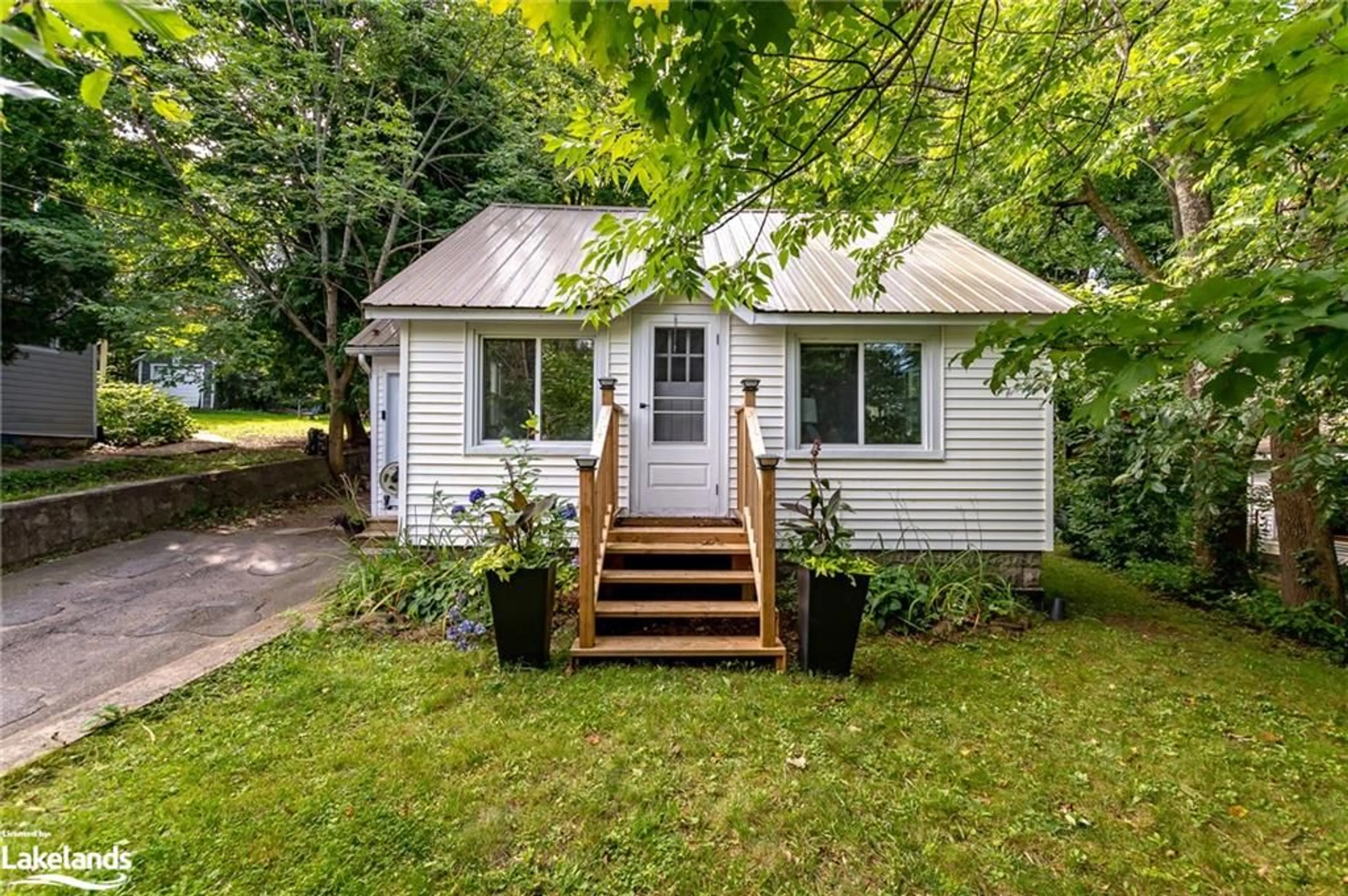 Cottage for 23 Johanna St, Huntsville Ontario P1H 1V1