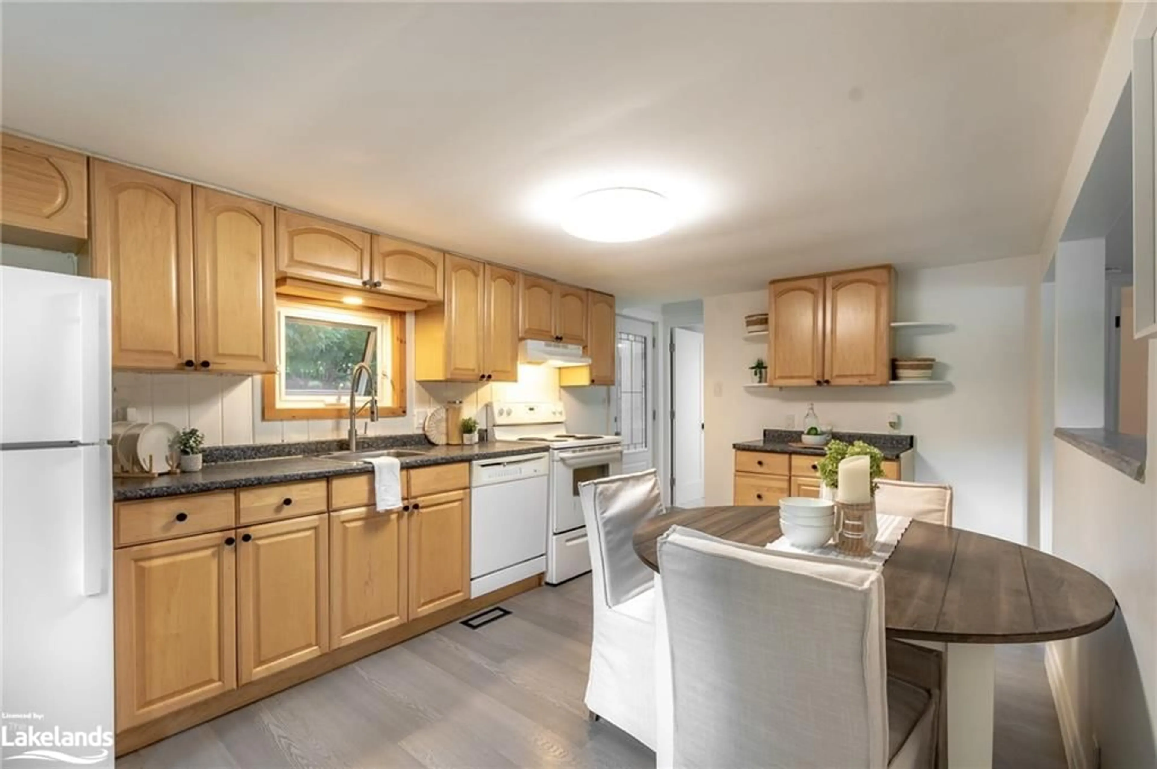 Standard kitchen for 23 Johanna St, Huntsville Ontario P1H 1V1