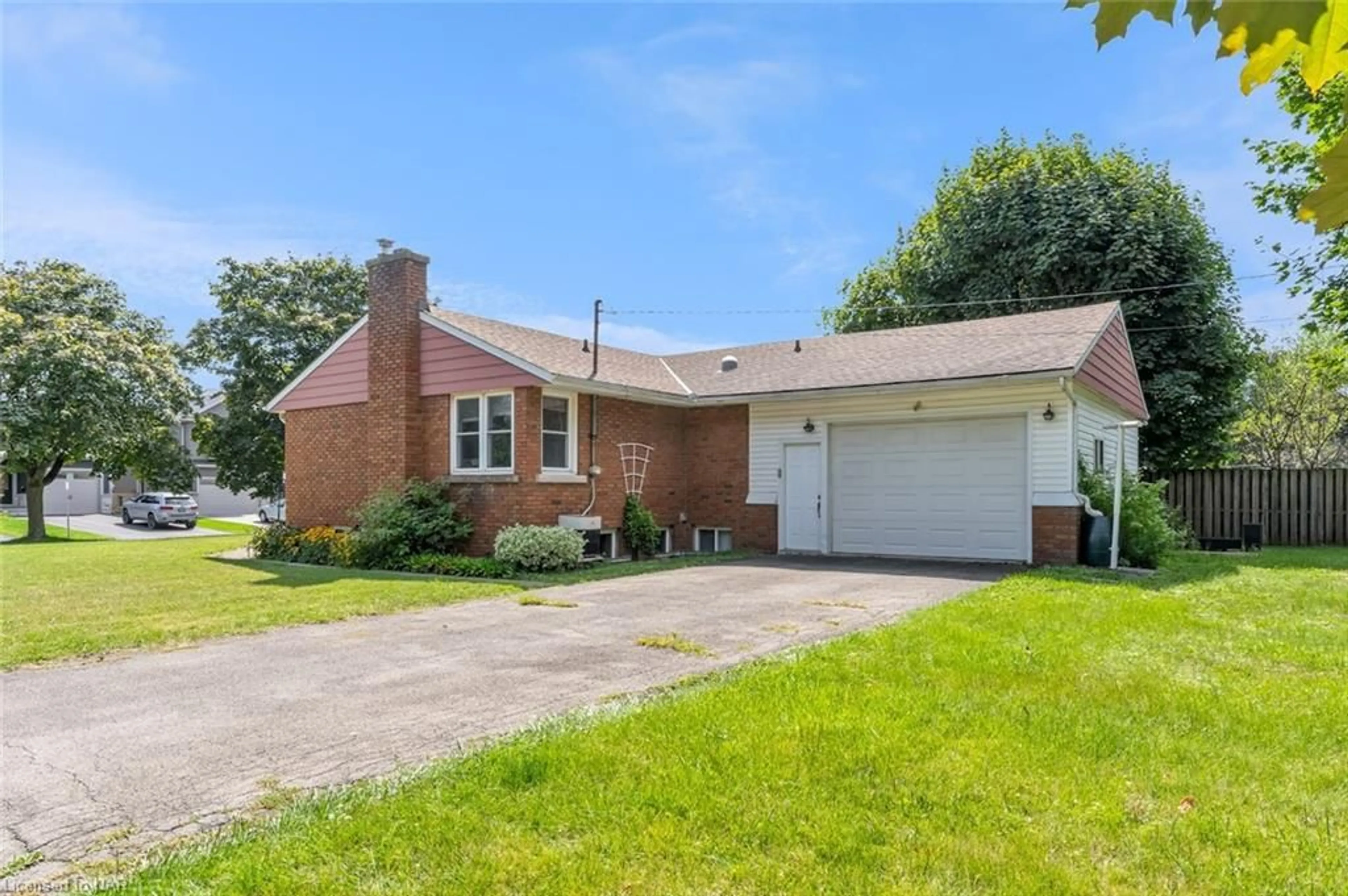 Frontside or backside of a home for 39 Home St, Welland Ontario L3C 2E8