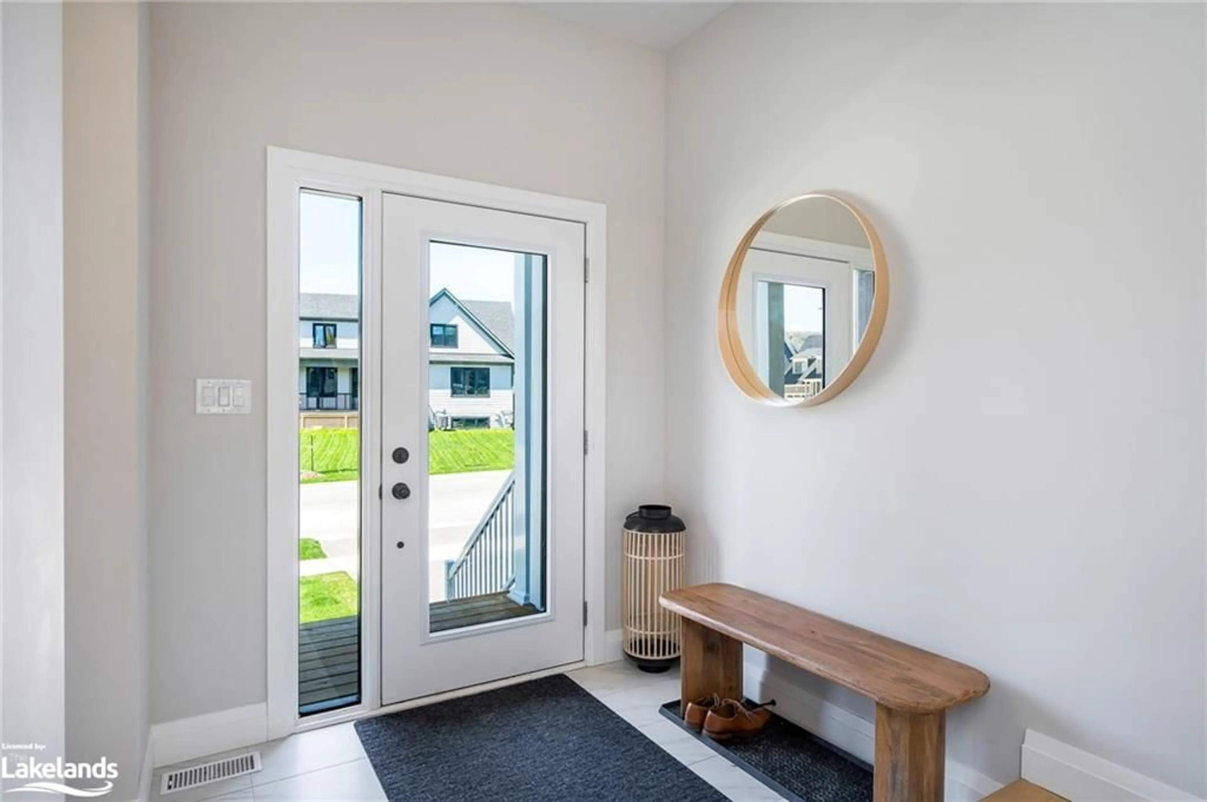 Indoor entryway, wood floors for 104 Black Willow Cres, The Blue Mountains Ontario L9Y 5L8