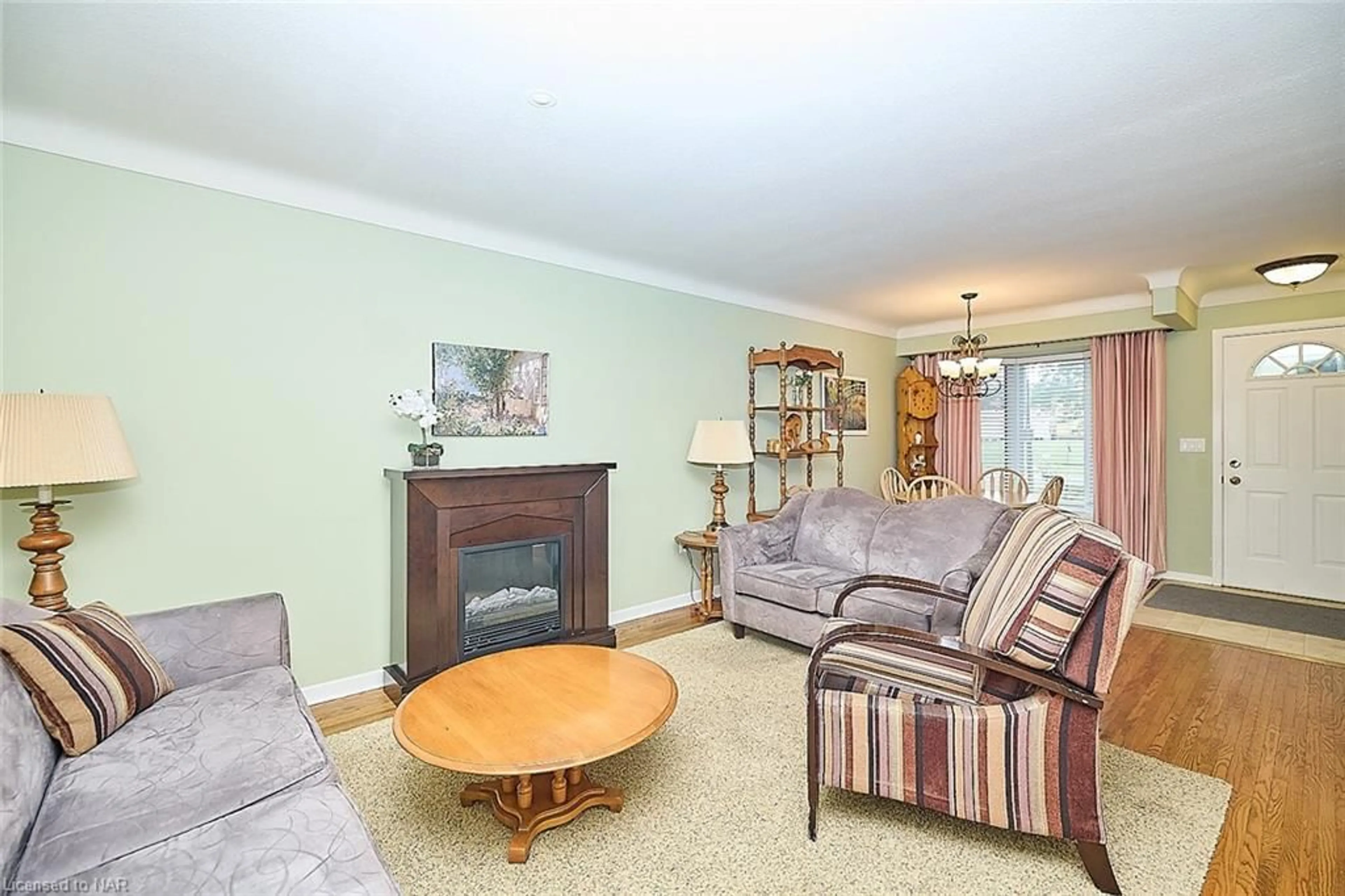 Living room, wood floors for 1439 Station St, Fonthill Ontario L0S 1E0