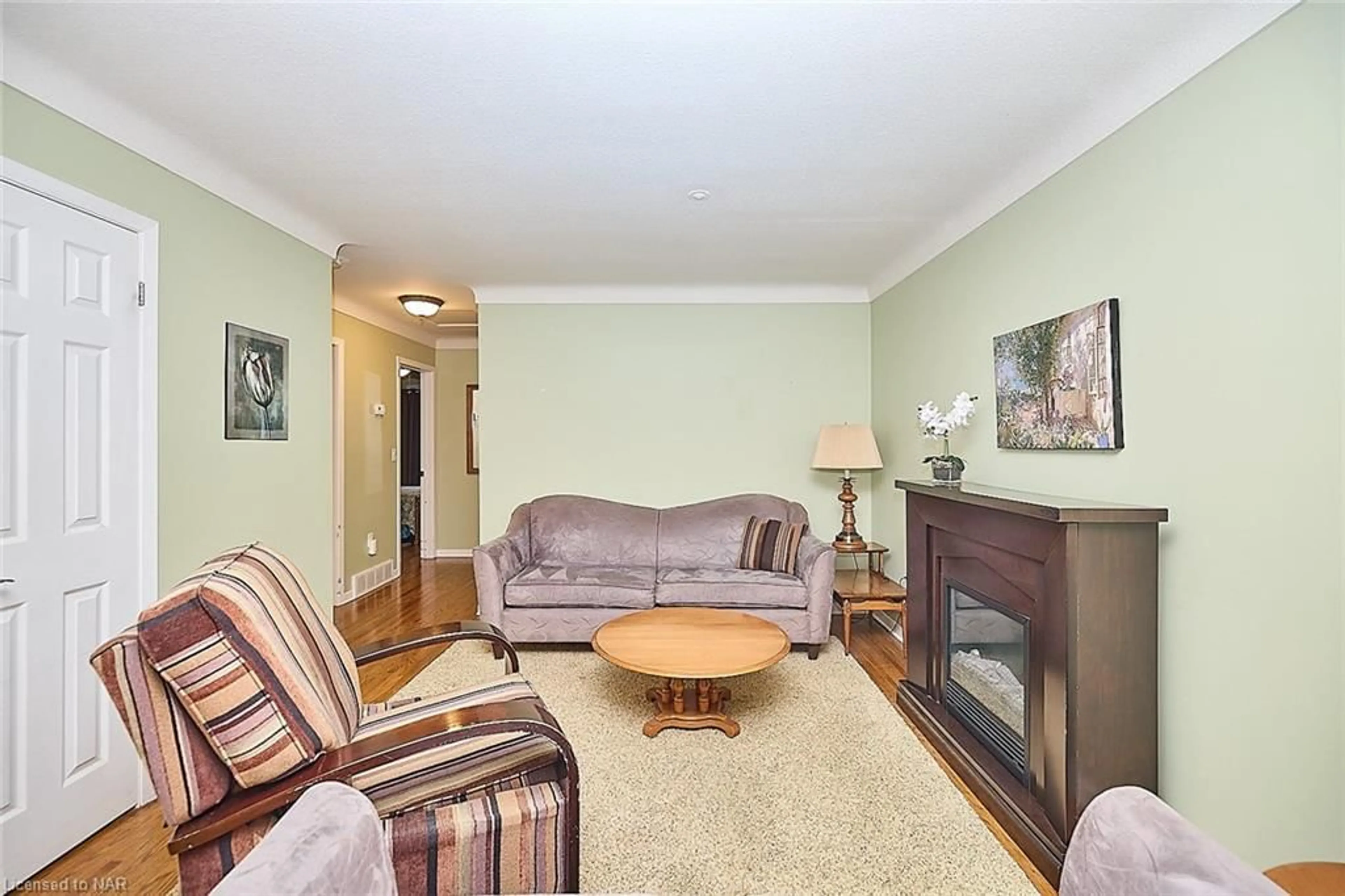 Living room, wood floors for 1439 Station St, Fonthill Ontario L0S 1E0