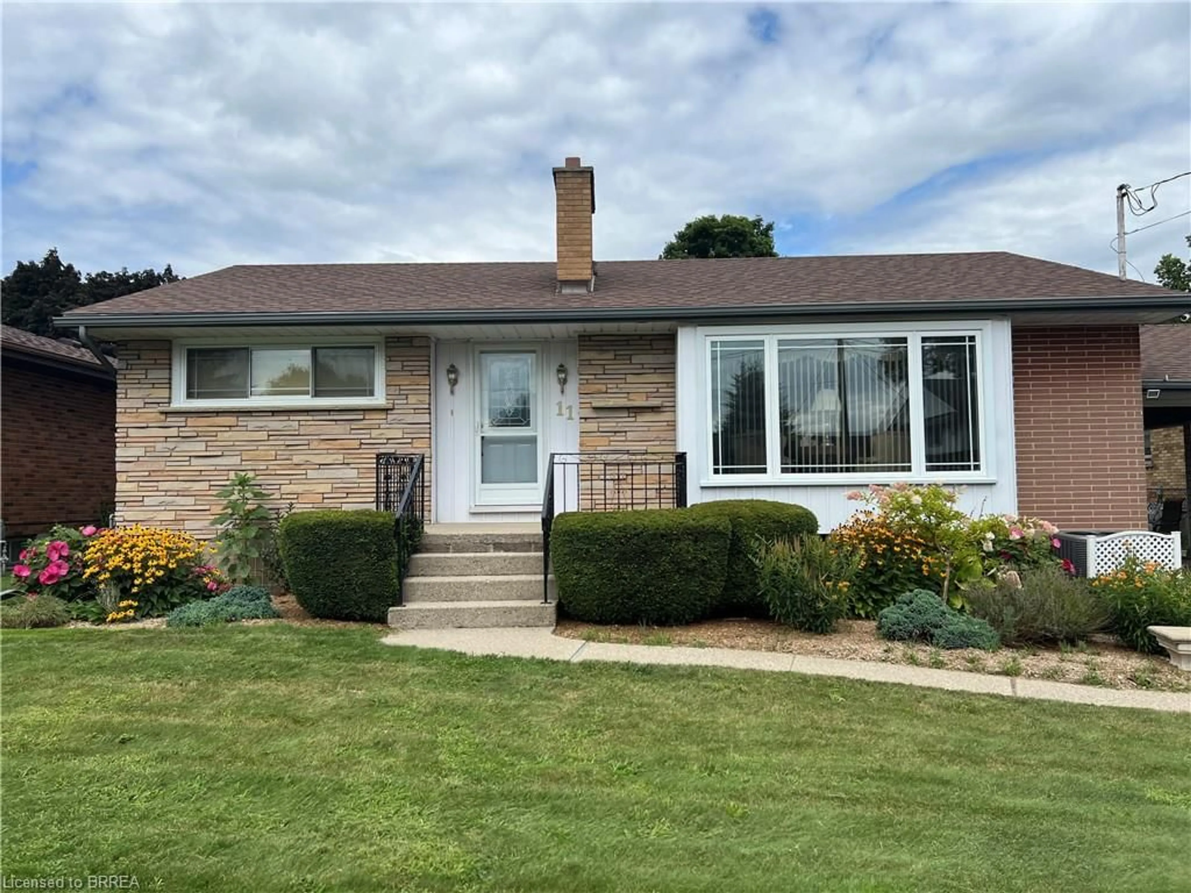 Frontside or backside of a home for 11 Owen Ave, Brantford Ontario N3R 2G3