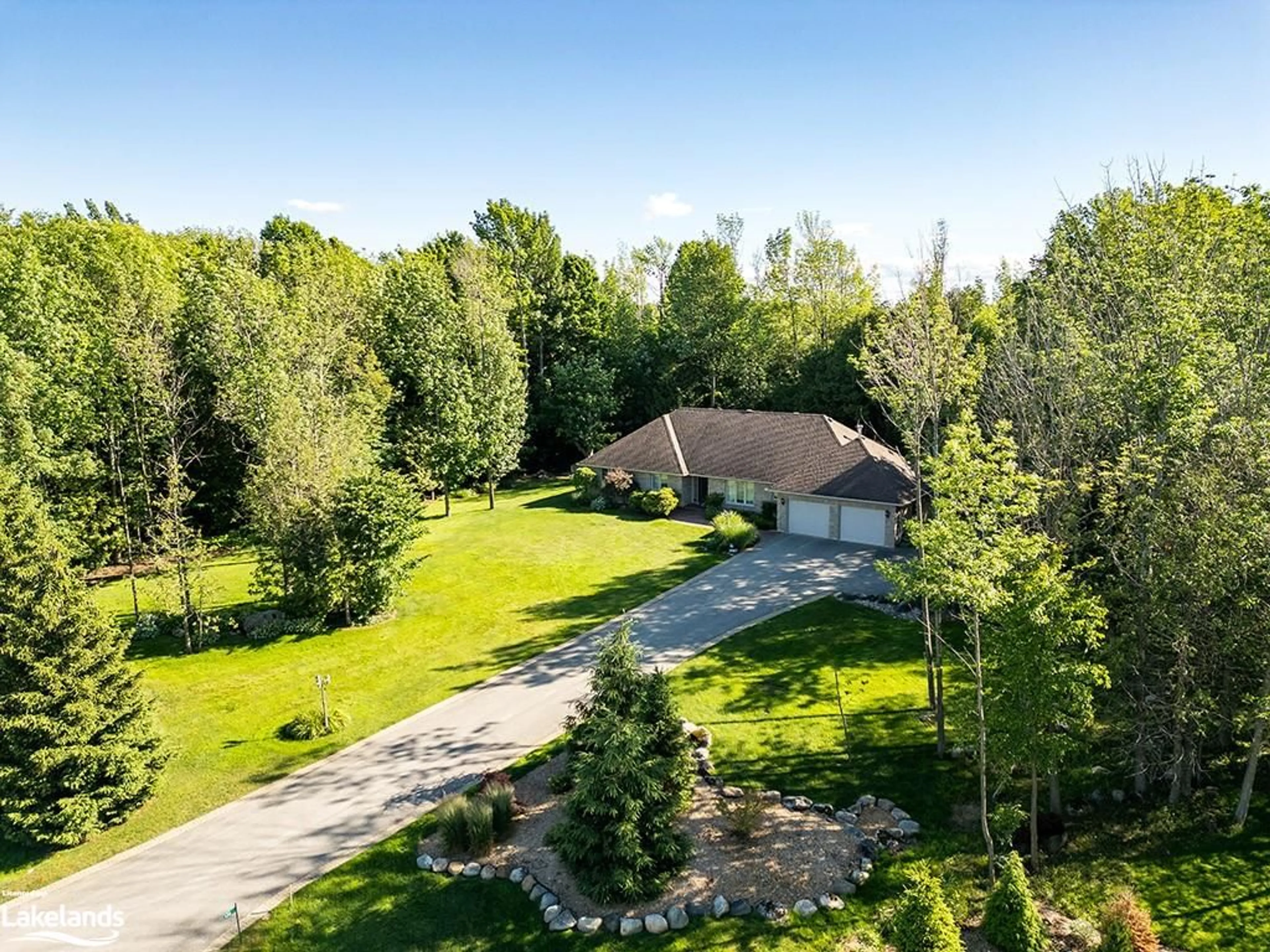 Frontside or backside of a home, cottage for 136 Algonquin Dr, Meaford Ontario N4L 0A7