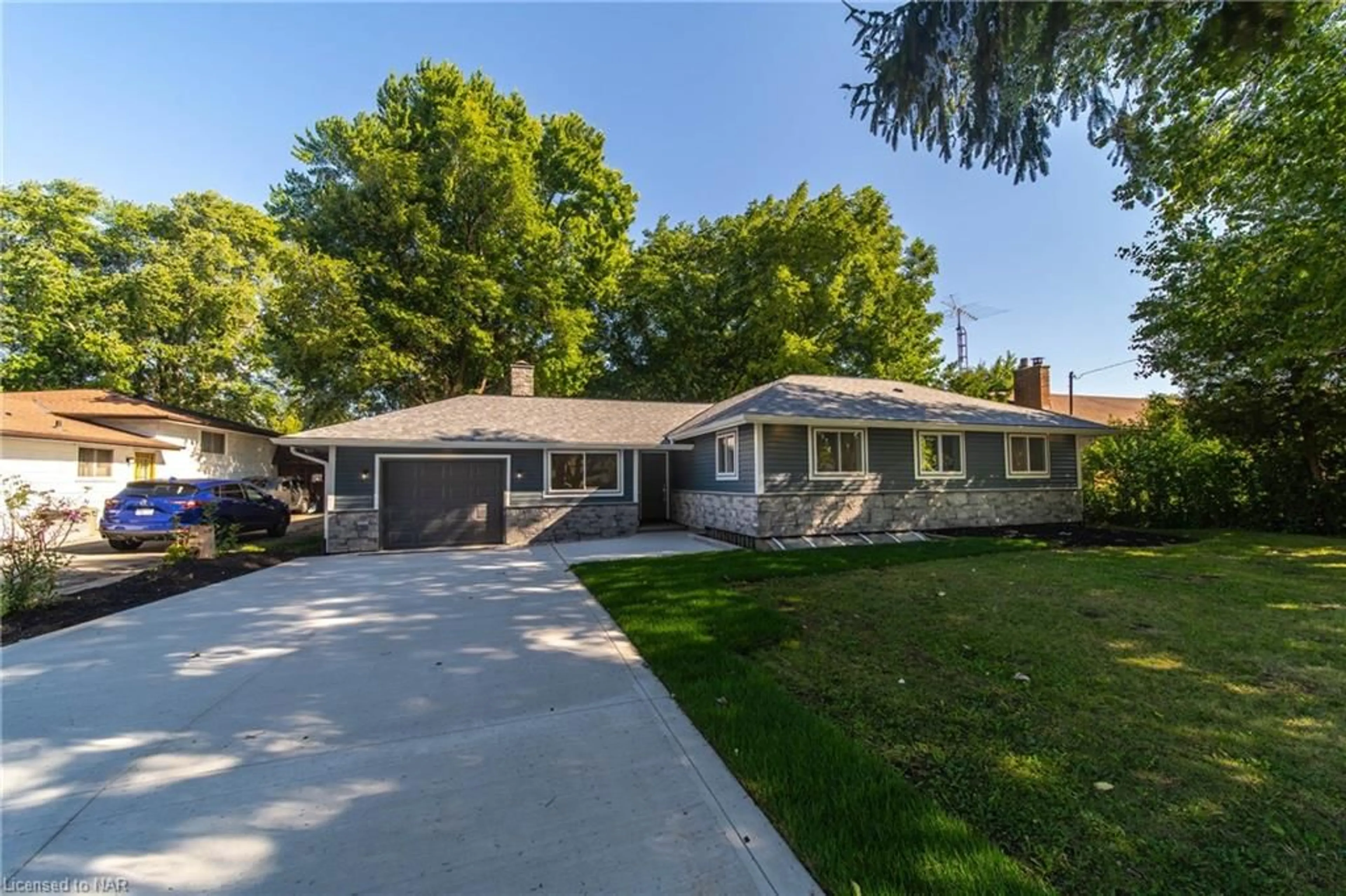 Frontside or backside of a home, the street view for 6611 O'neil St, Niagara Falls Ontario L2J 1M9