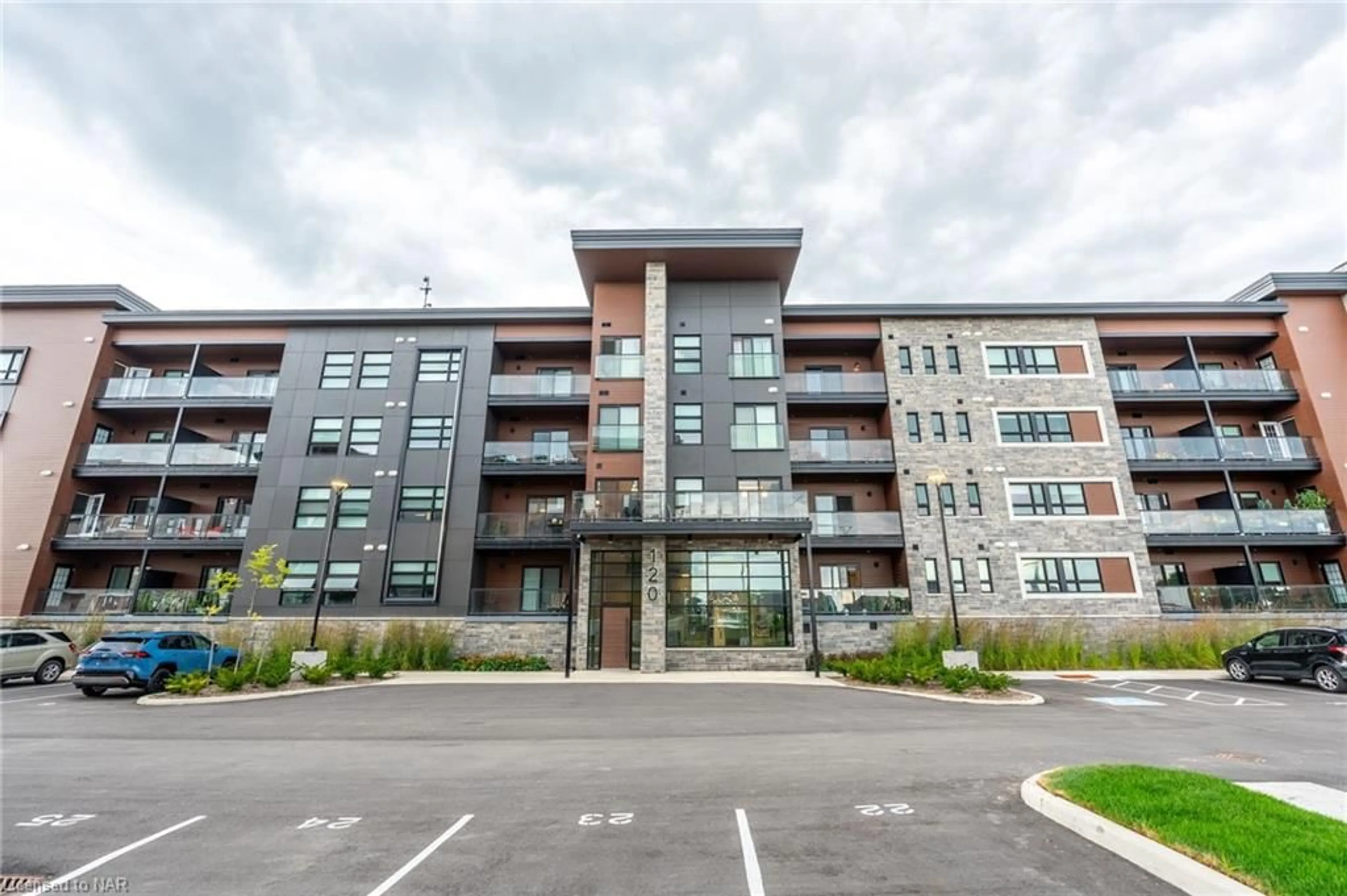 A pic from exterior of the house or condo, the front or back of building for 120 Summersides Boulevard Blvd #104, Fonthill Ontario L0S 1E1