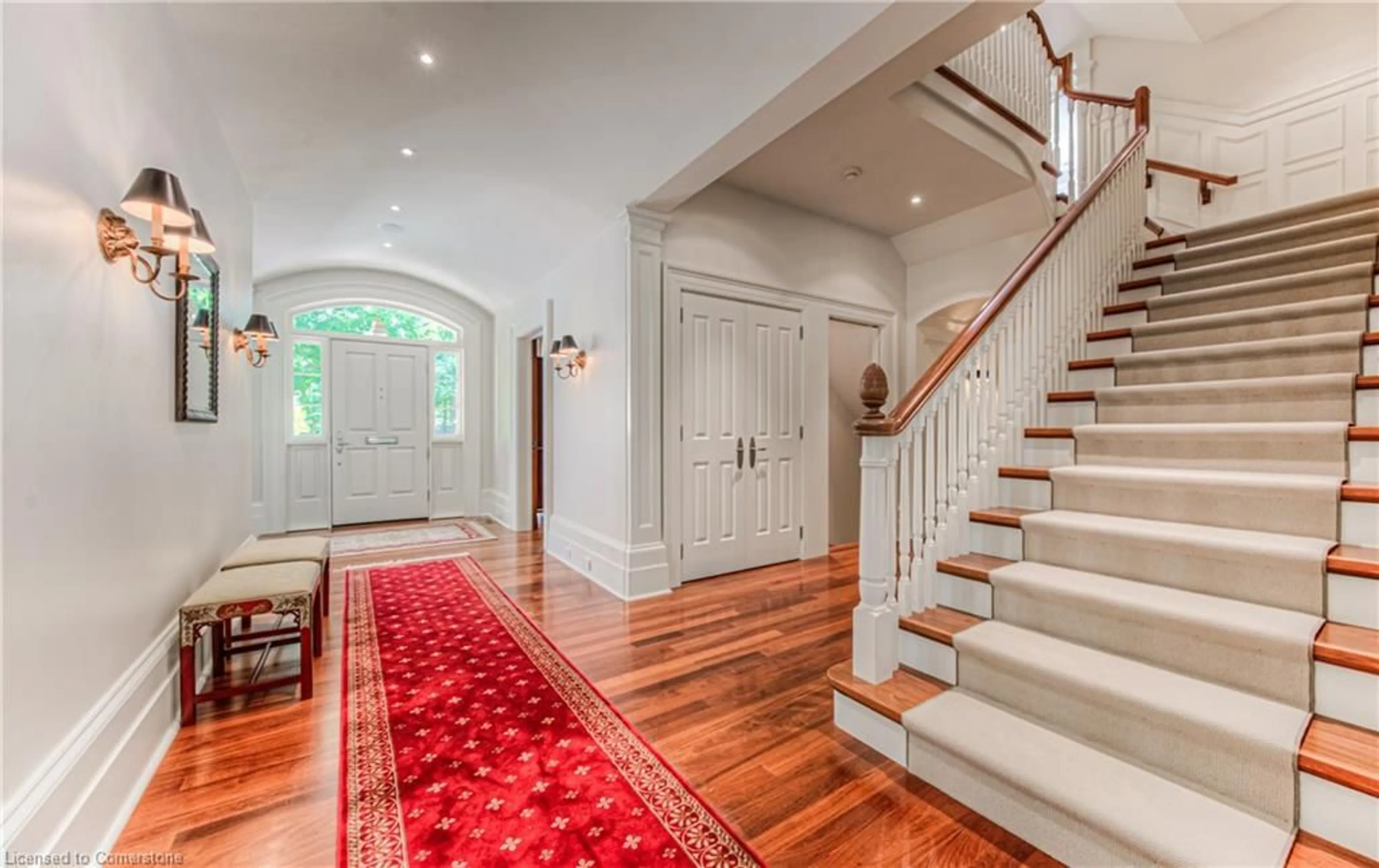 Indoor entryway, wood floors for 573 Sugarbush Dr, Waterloo Ontario N2K 1Z9