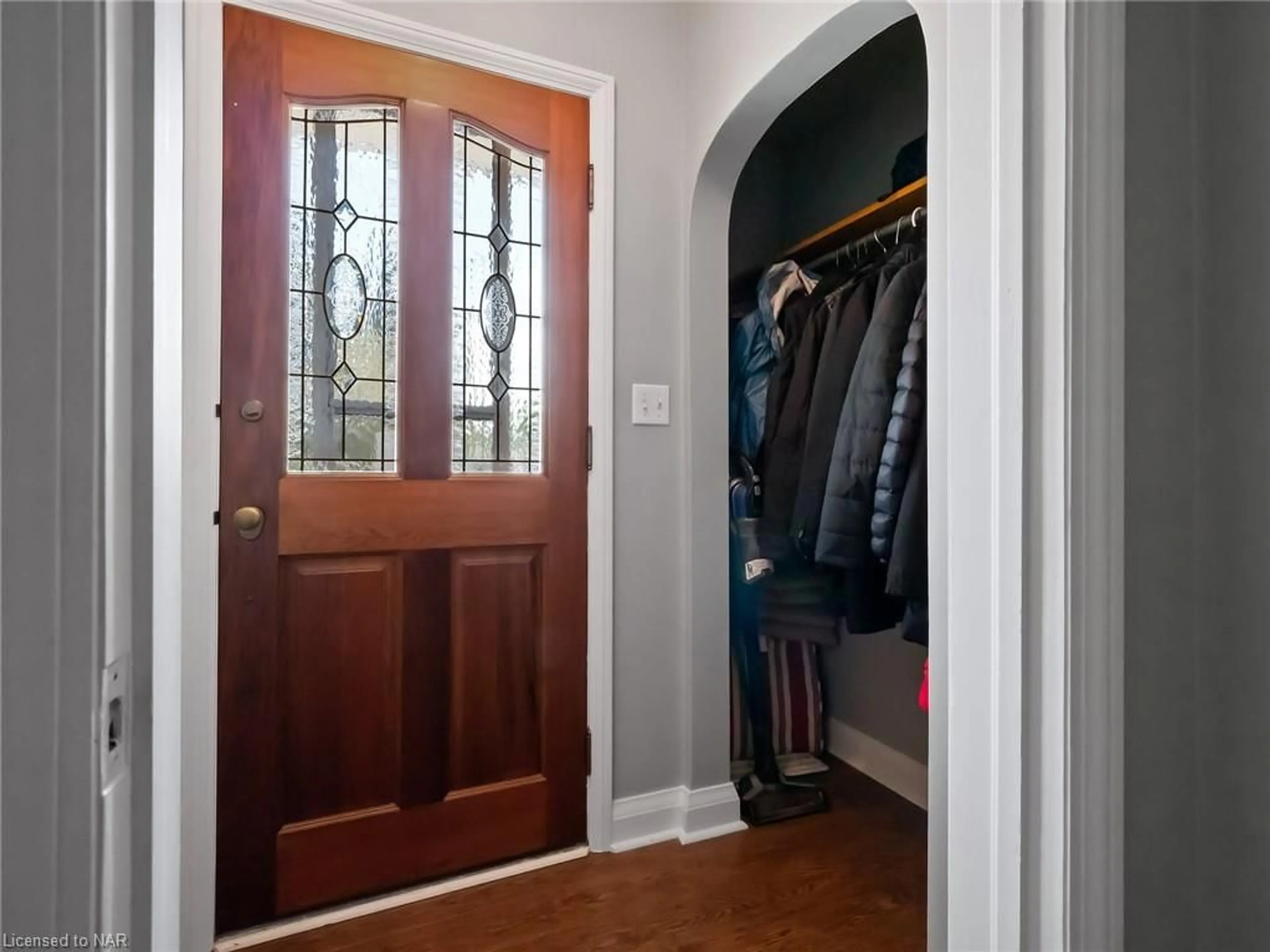 Indoor entryway for 107 Ost Ave, Port Colborne Ontario L3K 4A1