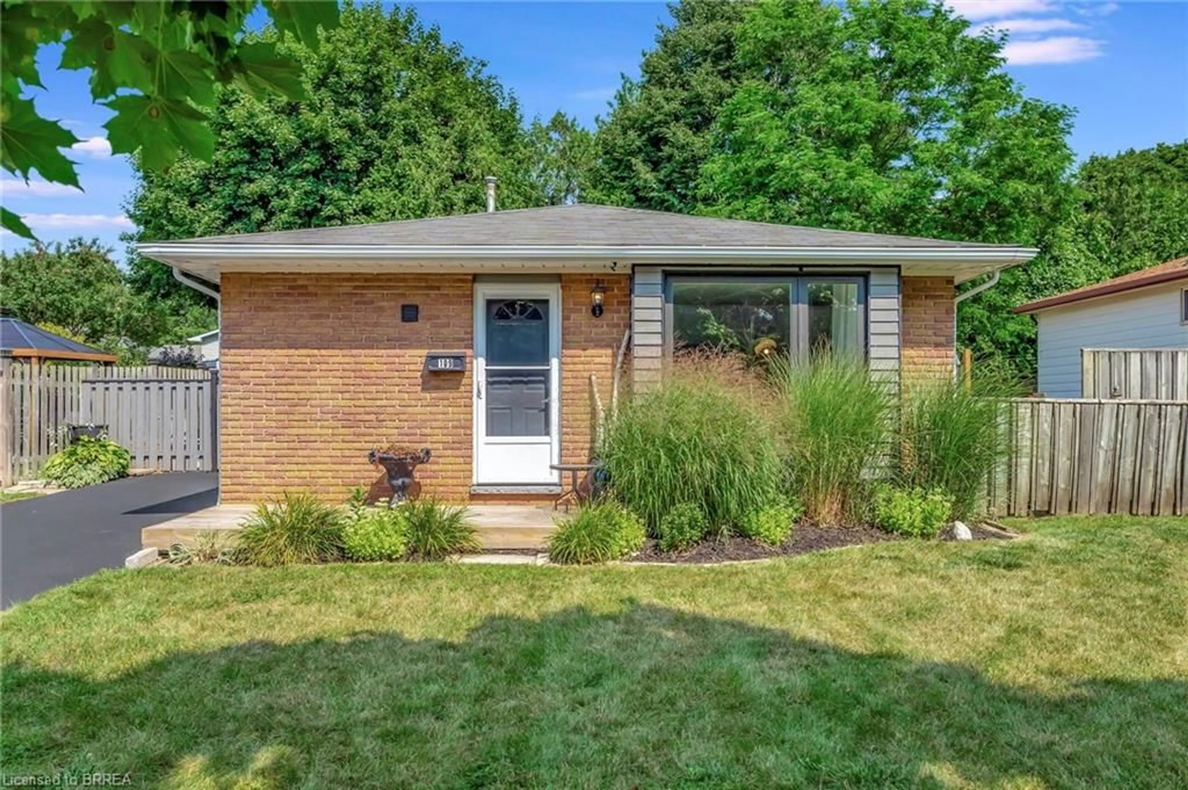 Home with brick exterior material for 109 Woodlawn Ave, Brantford Ontario N3V 1B4