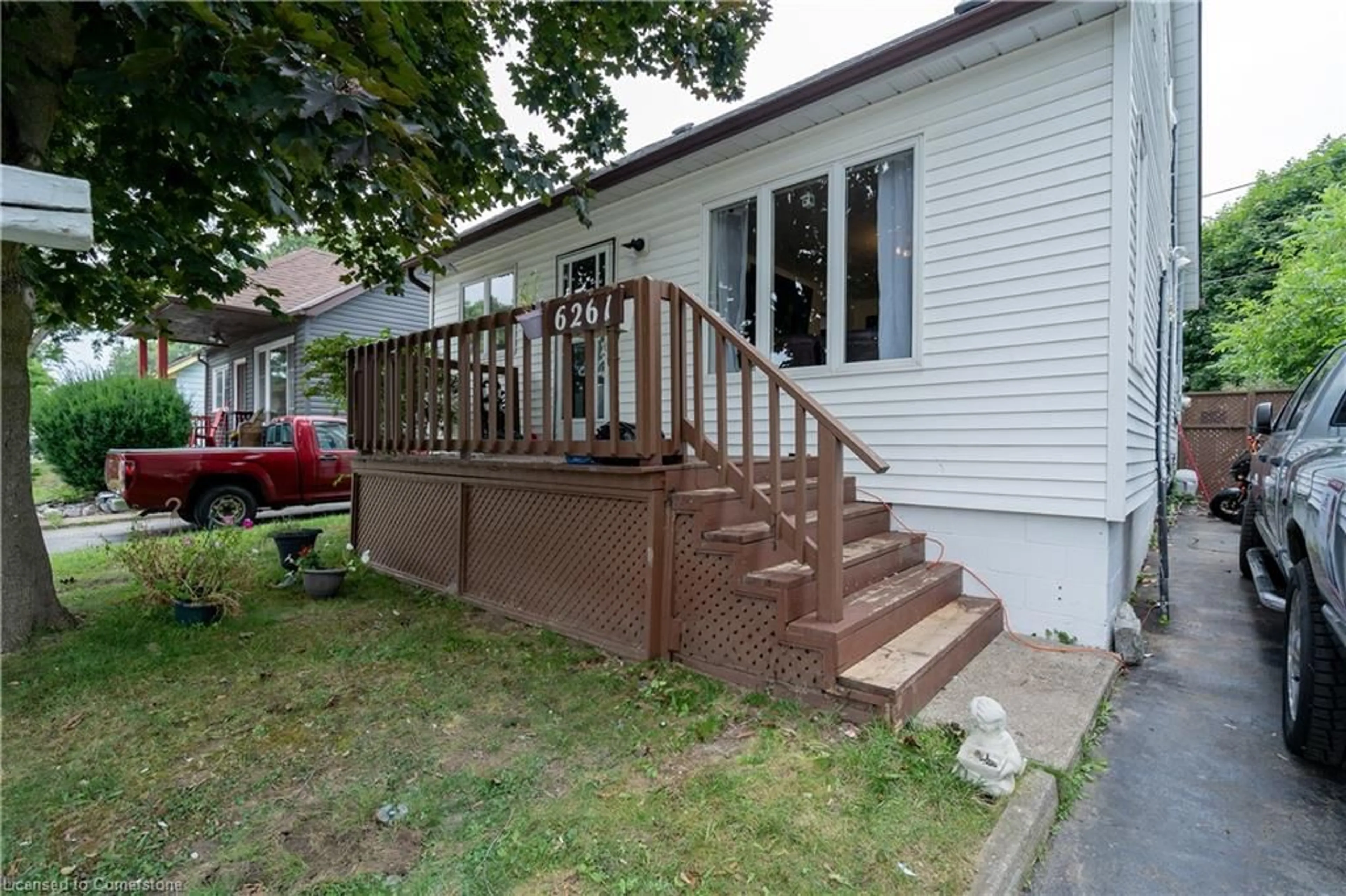 Patio, cottage for 6261 Churchill St, Niagara Falls Ontario L2G 2X5