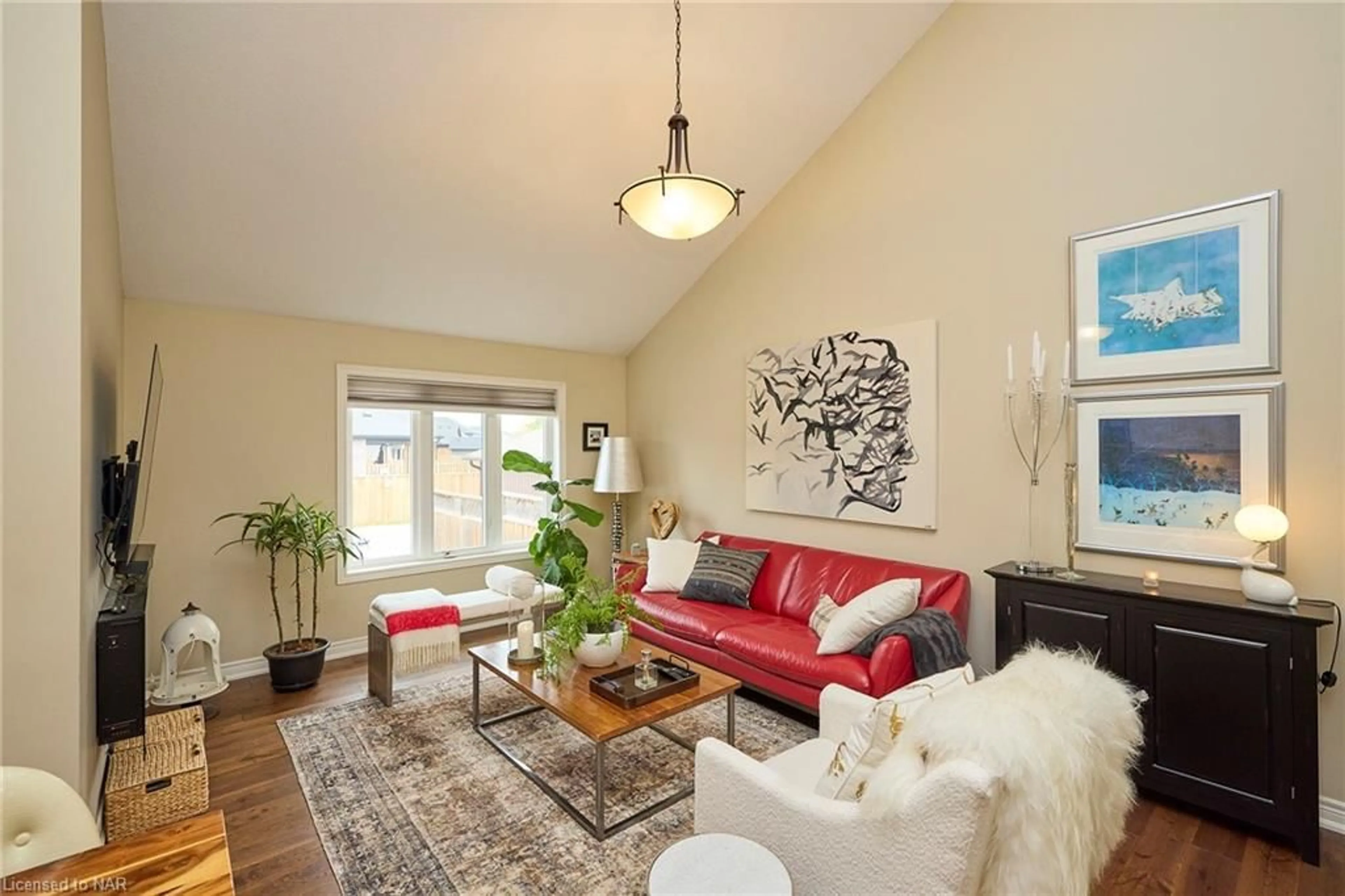 Living room, wood floors for 106 Summersides Blvd, Fonthill Ontario L0S 1E0