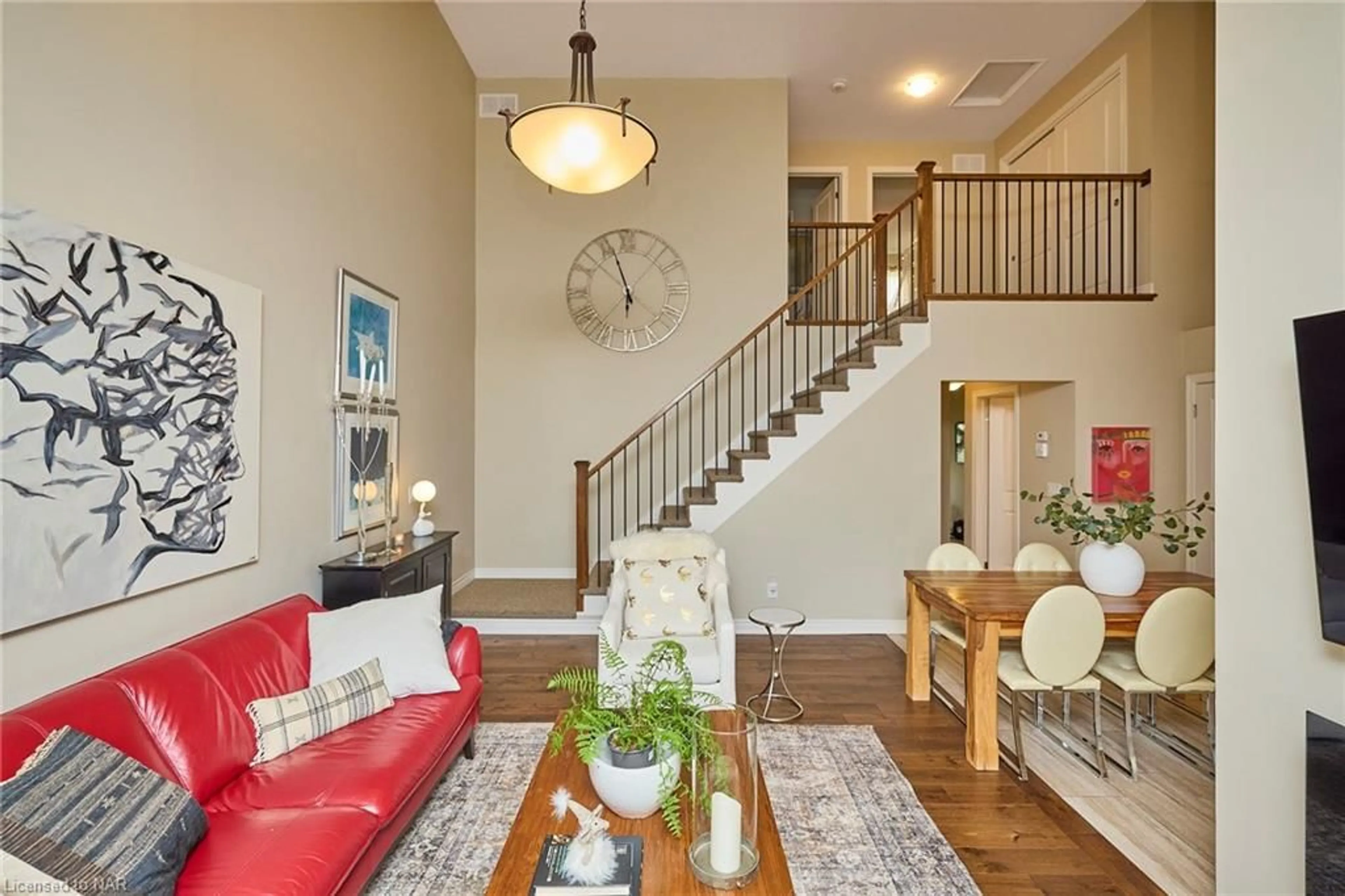 Indoor entryway, wood floors for 106 Summersides Blvd, Fonthill Ontario L0S 1E0