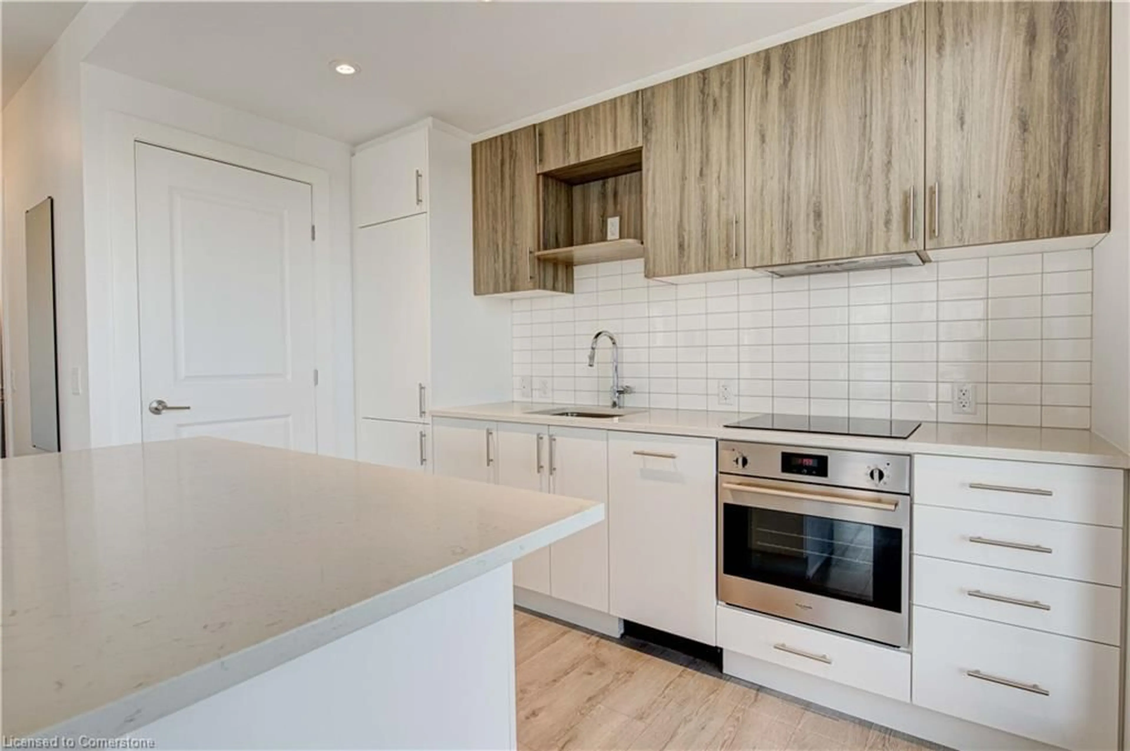 Open concept kitchen for 181 King St #914, Waterloo Ontario N2J 0E7