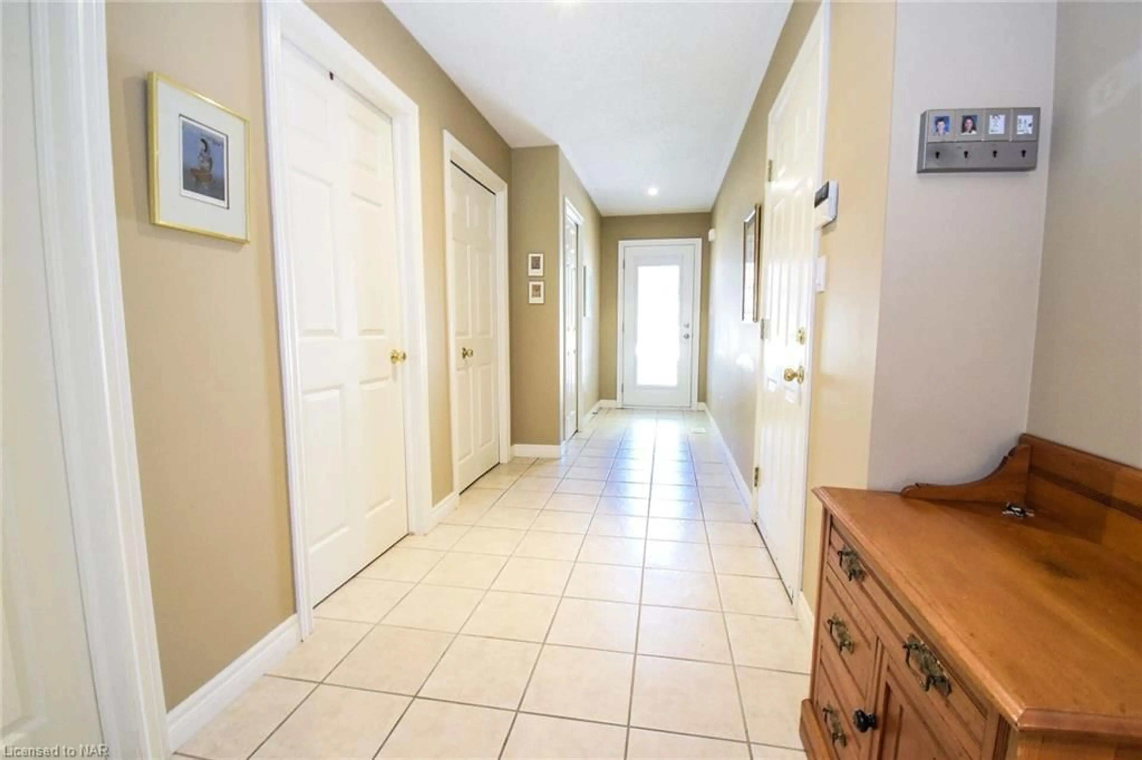 Indoor foyer, wood floors for 32 Stonegate Pl, Fonthill Ontario L0S 1E3