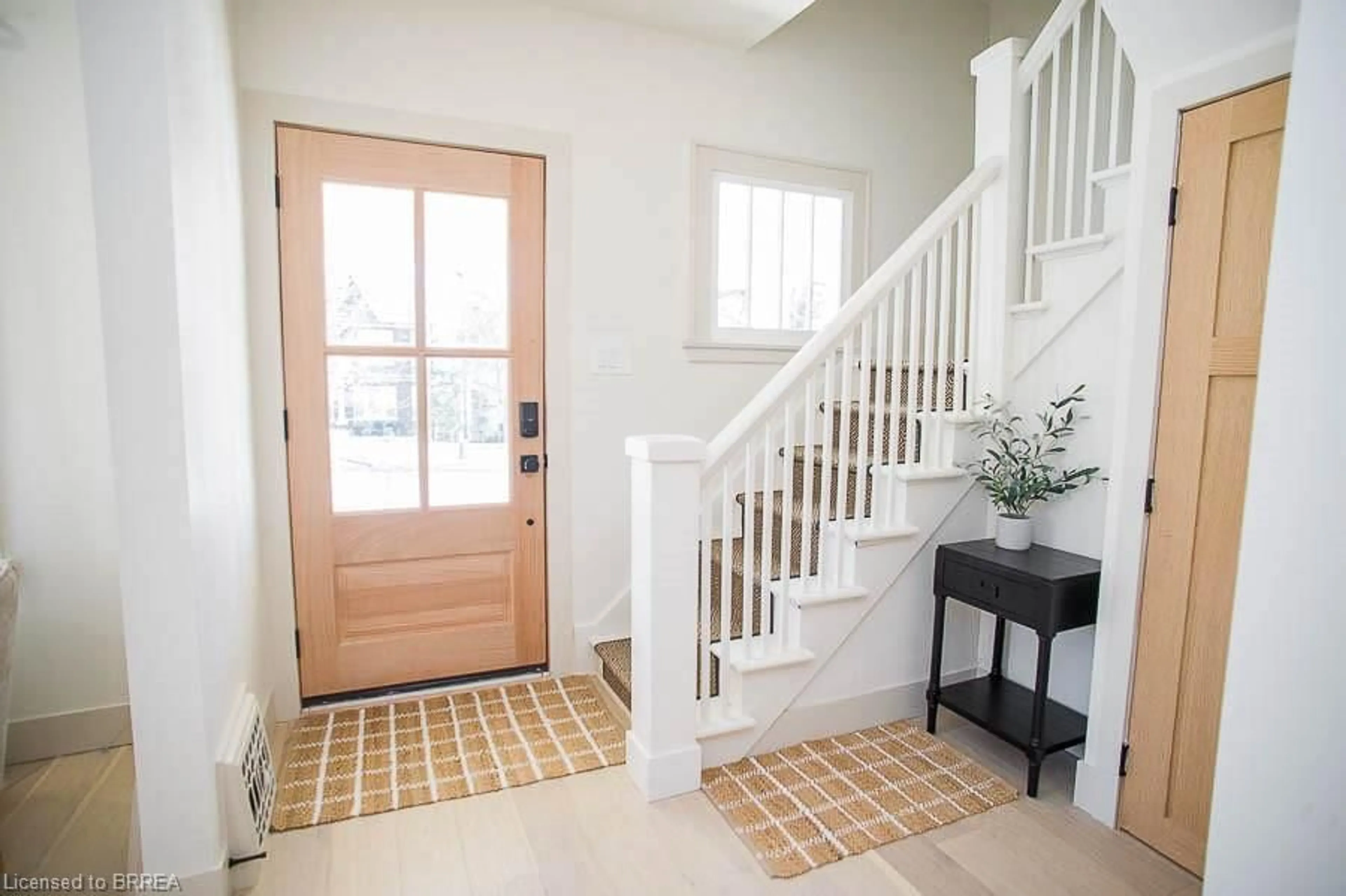 Indoor entryway, wood floors for 187 Dufferin Ave, Brantford Ontario N3T 4R4