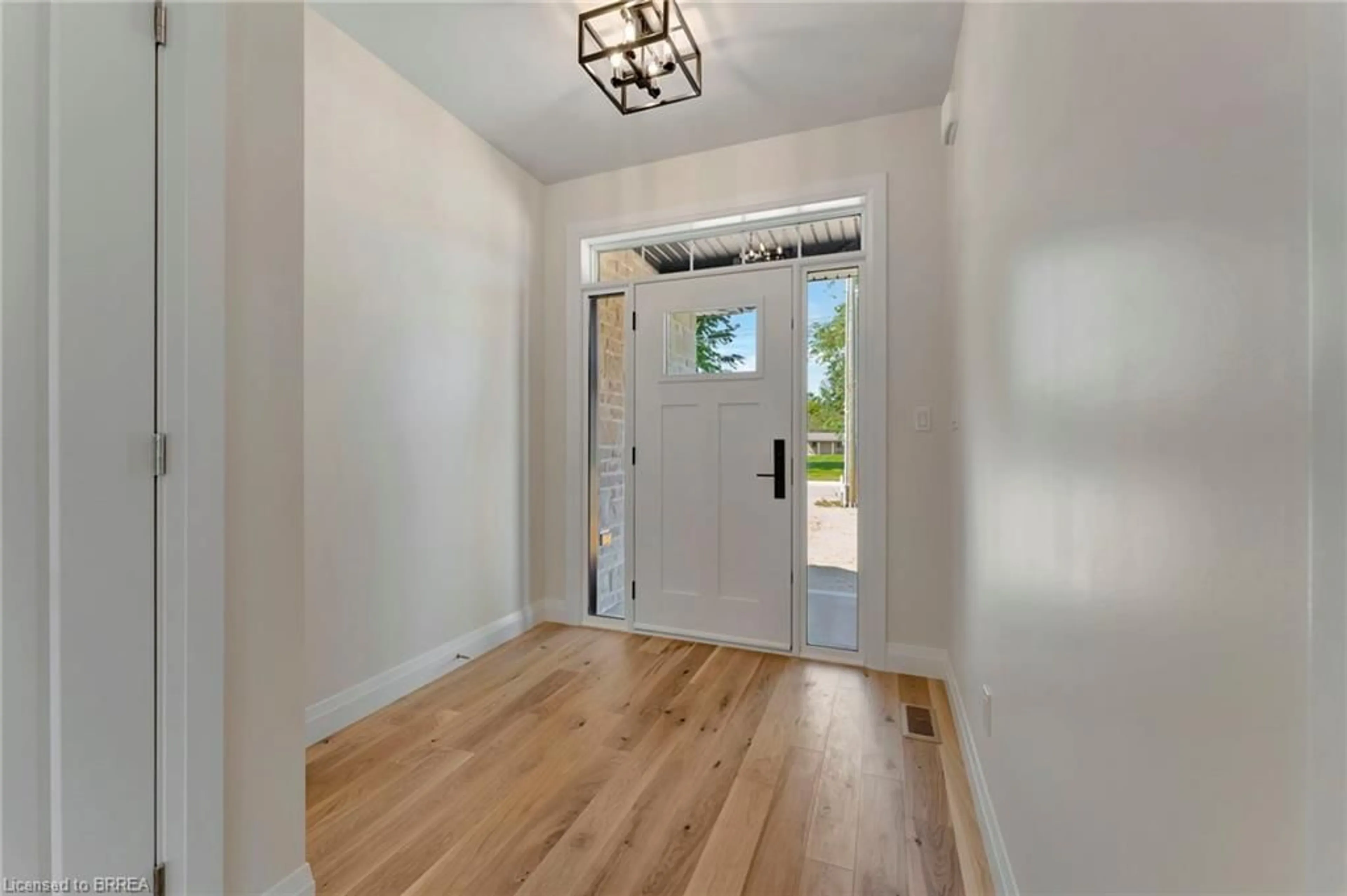 Indoor entryway, wood floors for 44 Cedar St, Paris Ontario N3L 0H7