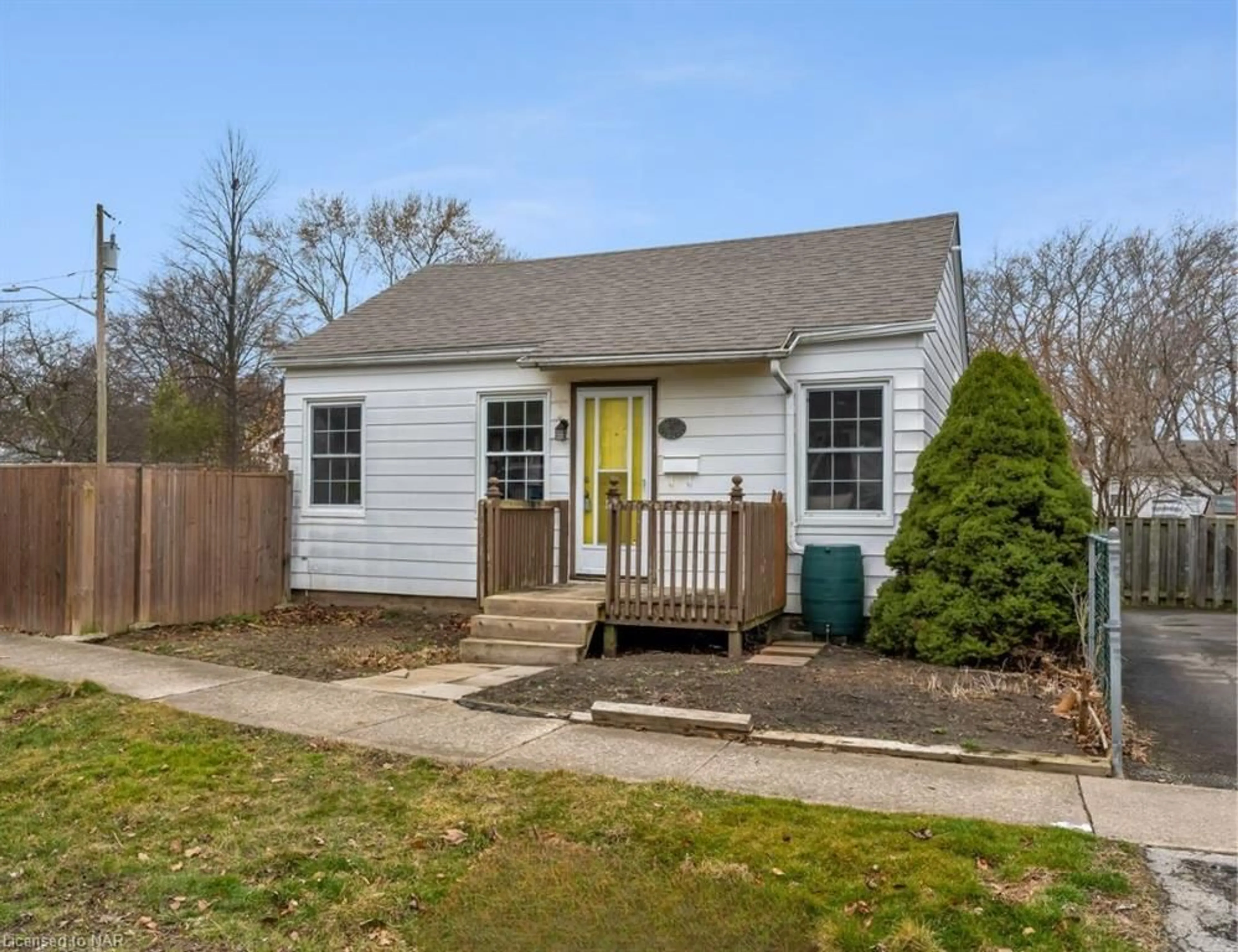 Frontside or backside of a home, cottage for 15 Shakespeare Ave, St. Catharines Ontario L2R 6M7