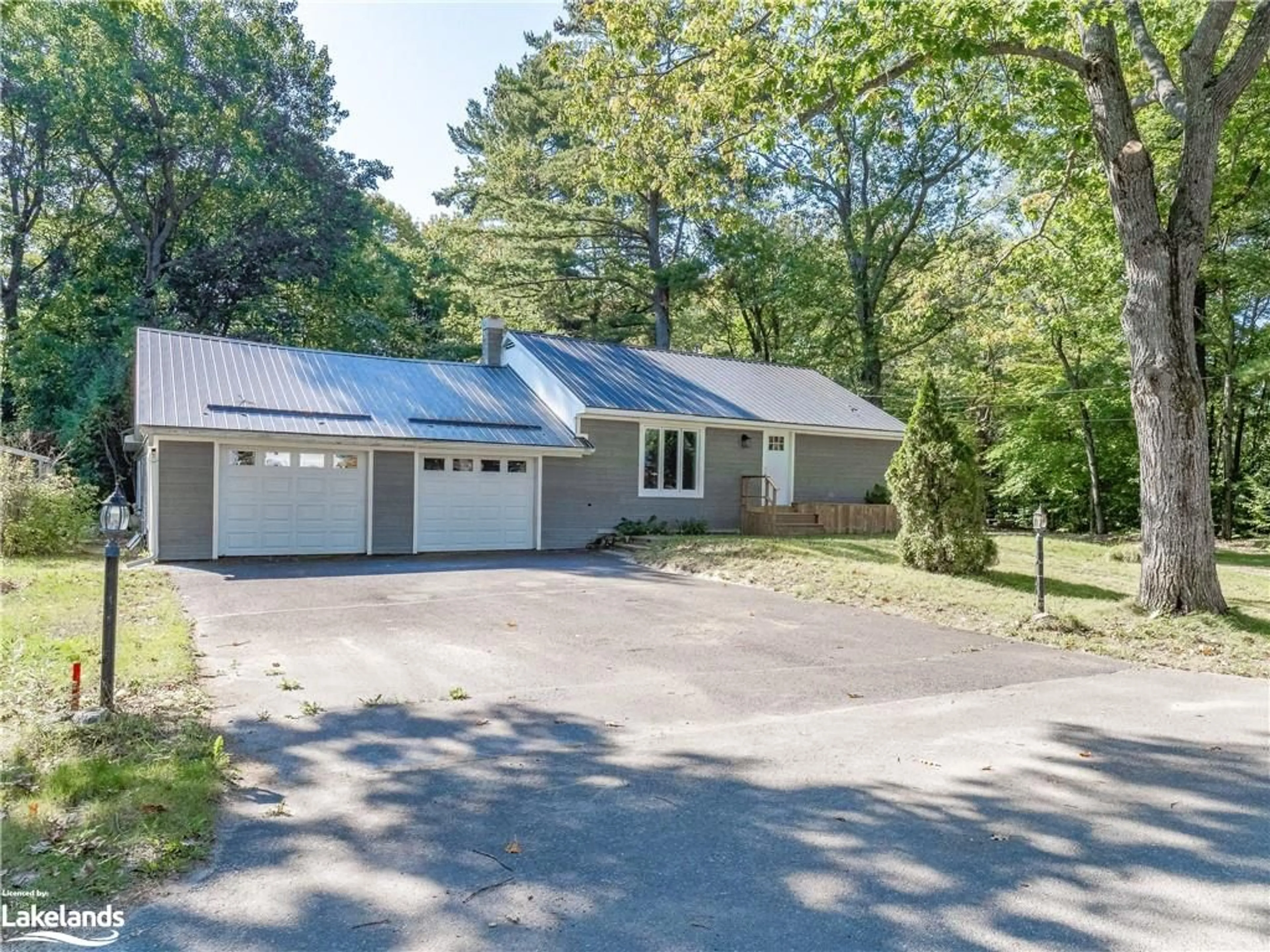 Frontside or backside of a home, cottage for 125 Oakwood Dr, Gravenhurst Ontario P1P 1B3