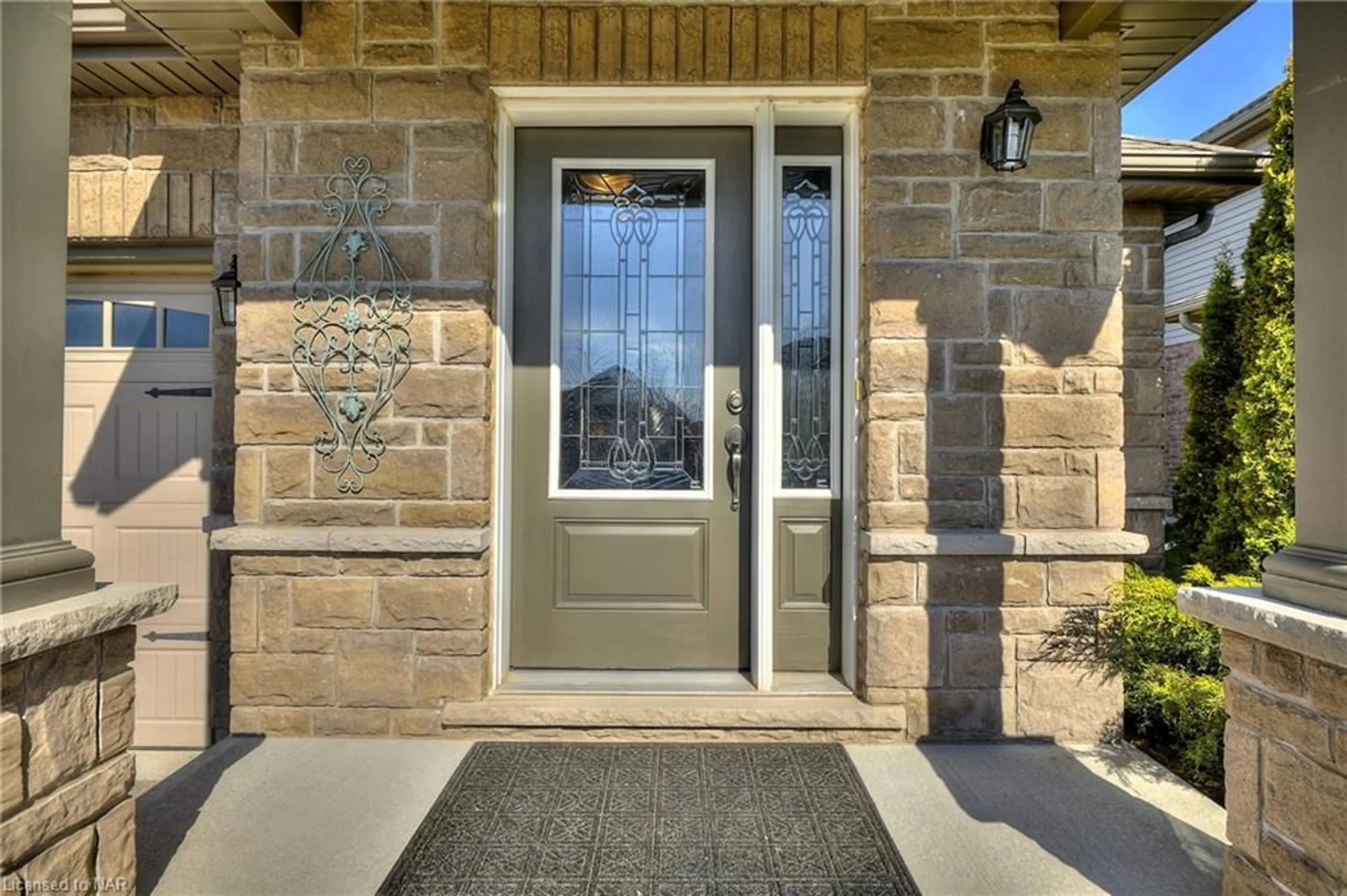 Indoor entryway, cement floor for 98 Cardinal Cres, Welland Ontario L3C 0A8