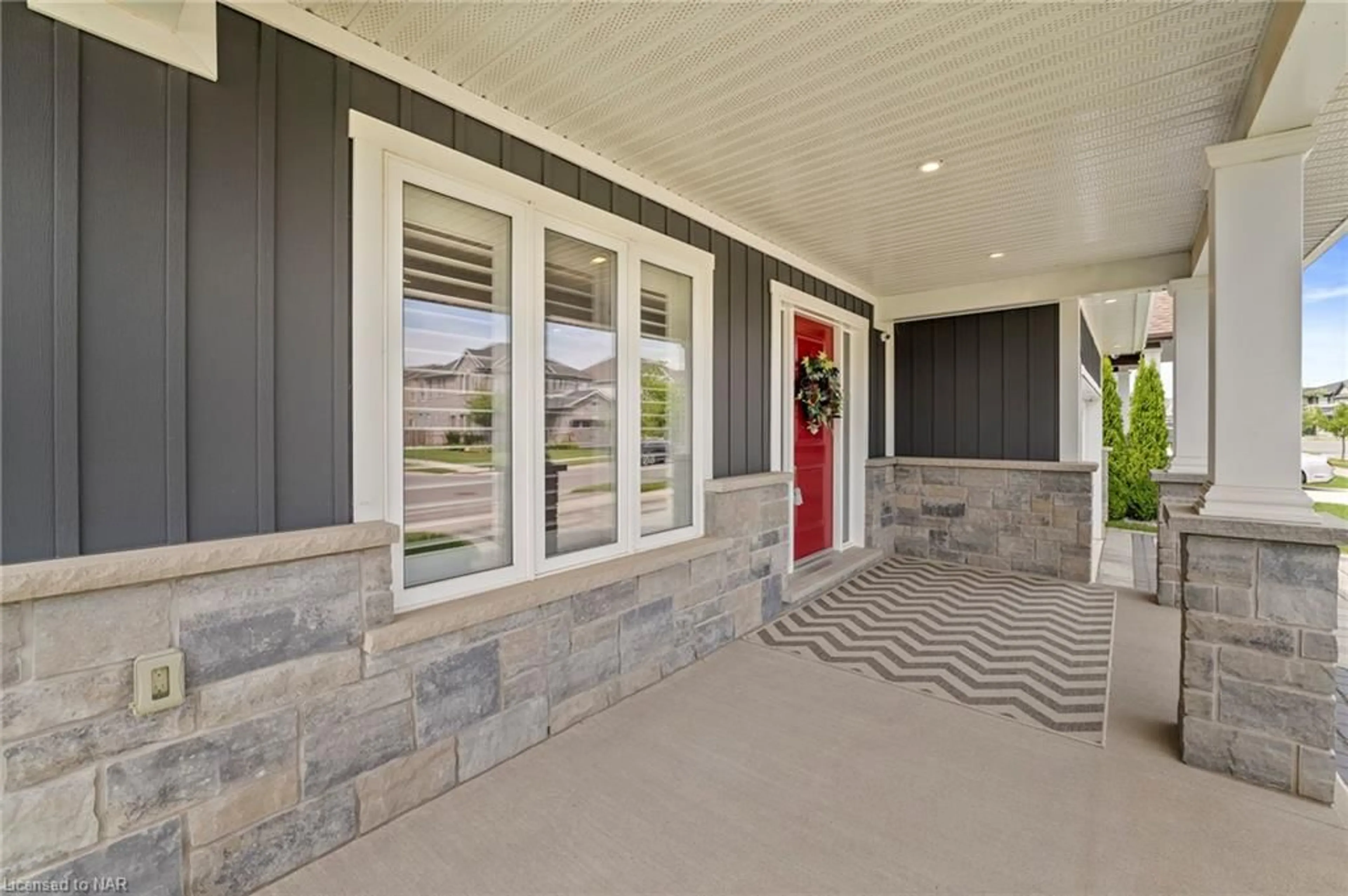 Indoor entryway, cement floor for 134 Lametti Dr, Fonthill Ontario L0S 1E0