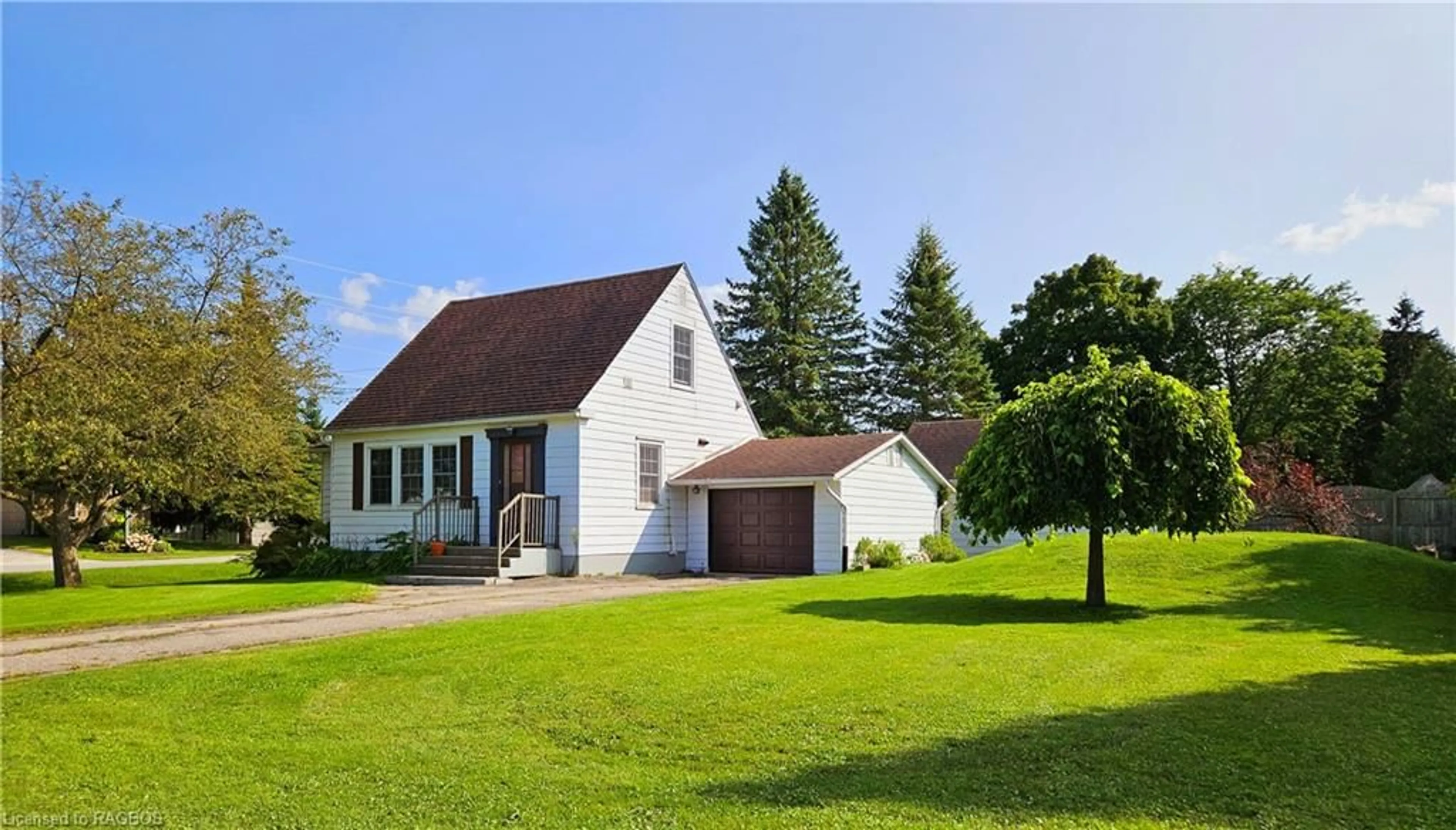 Frontside or backside of a home, cottage for 886 16th St, Owen Sound Ontario N4K 6V5