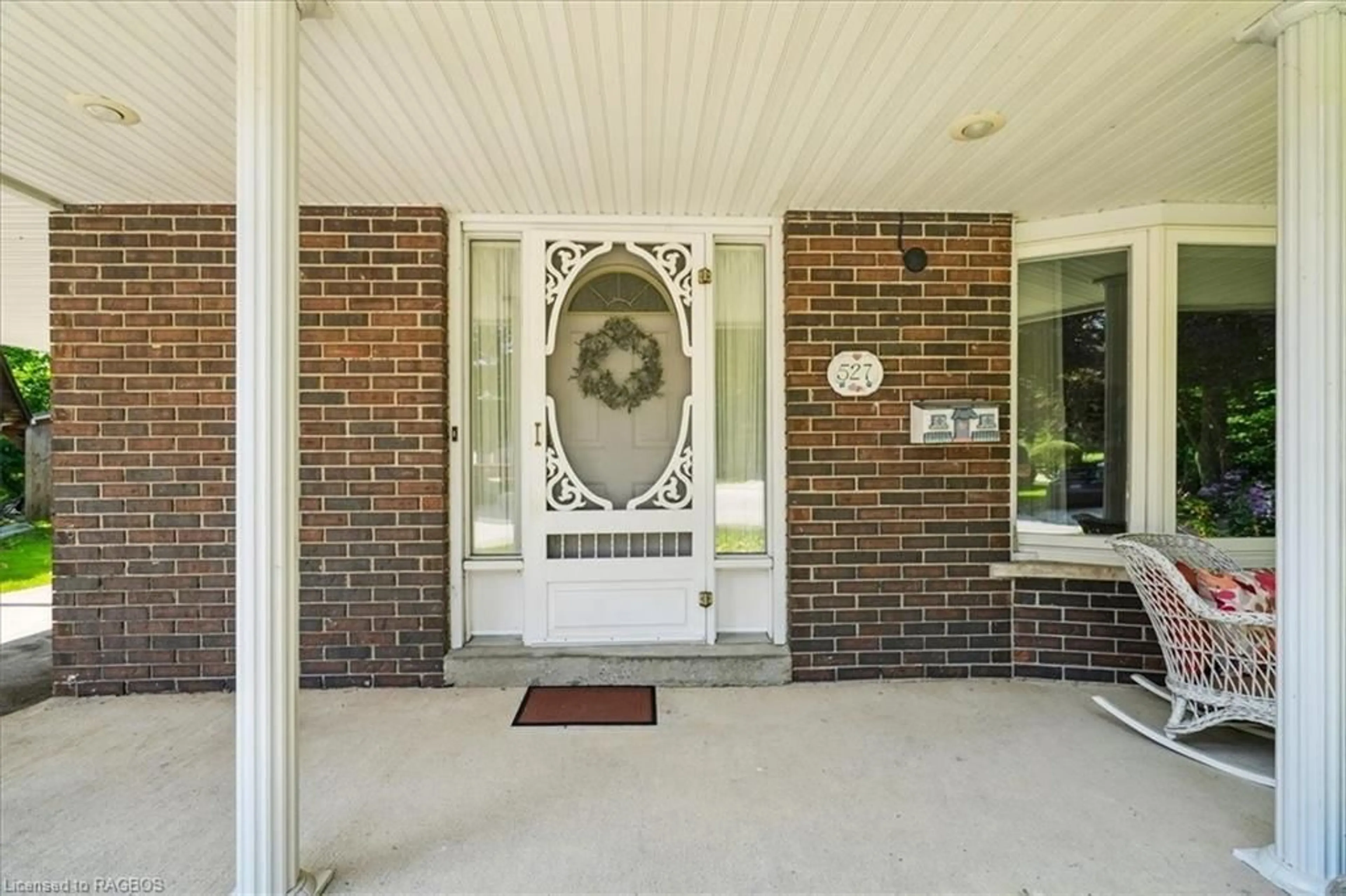 Indoor entryway, wood floors for 527 5th St, Owen Sound Ontario N4K 1E2