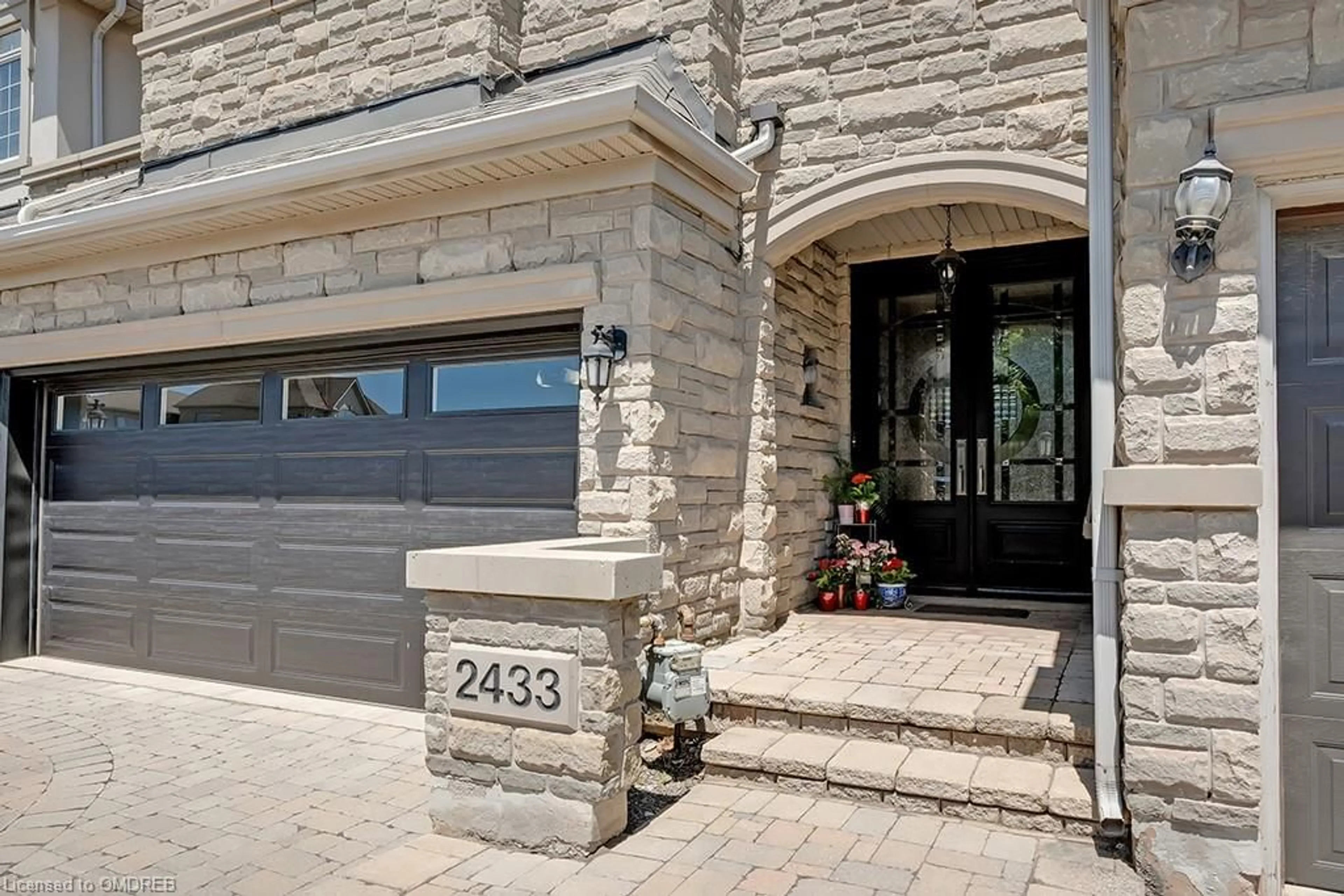 Indoor entryway, ceramic floors for 2433 Presquile Dr, Oakville Ontario L6H 0B8