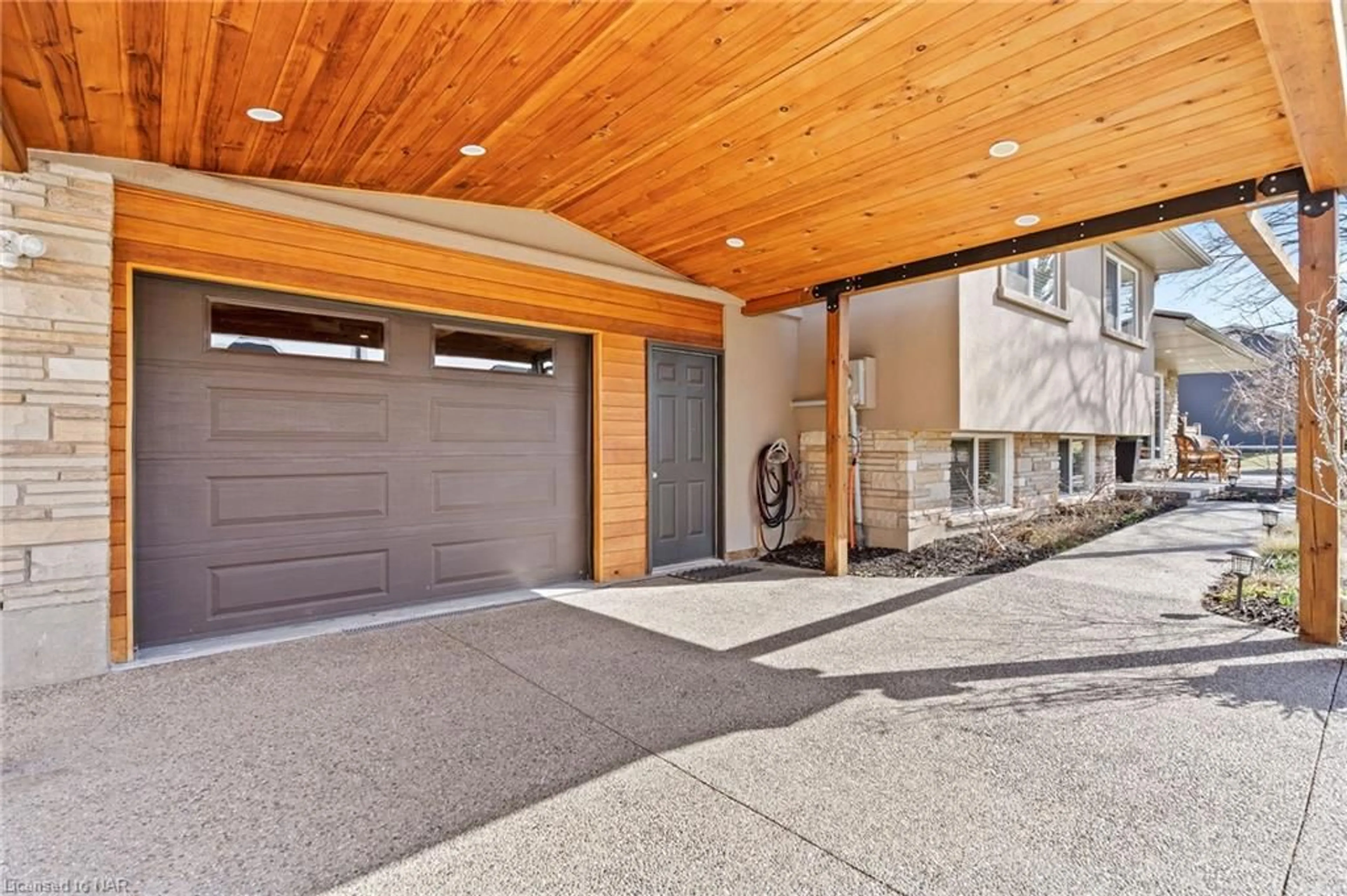 Indoor garage, cement floor for 287 Tanbark Rd, Niagara-on-the-Lake Ontario L0S 1P0