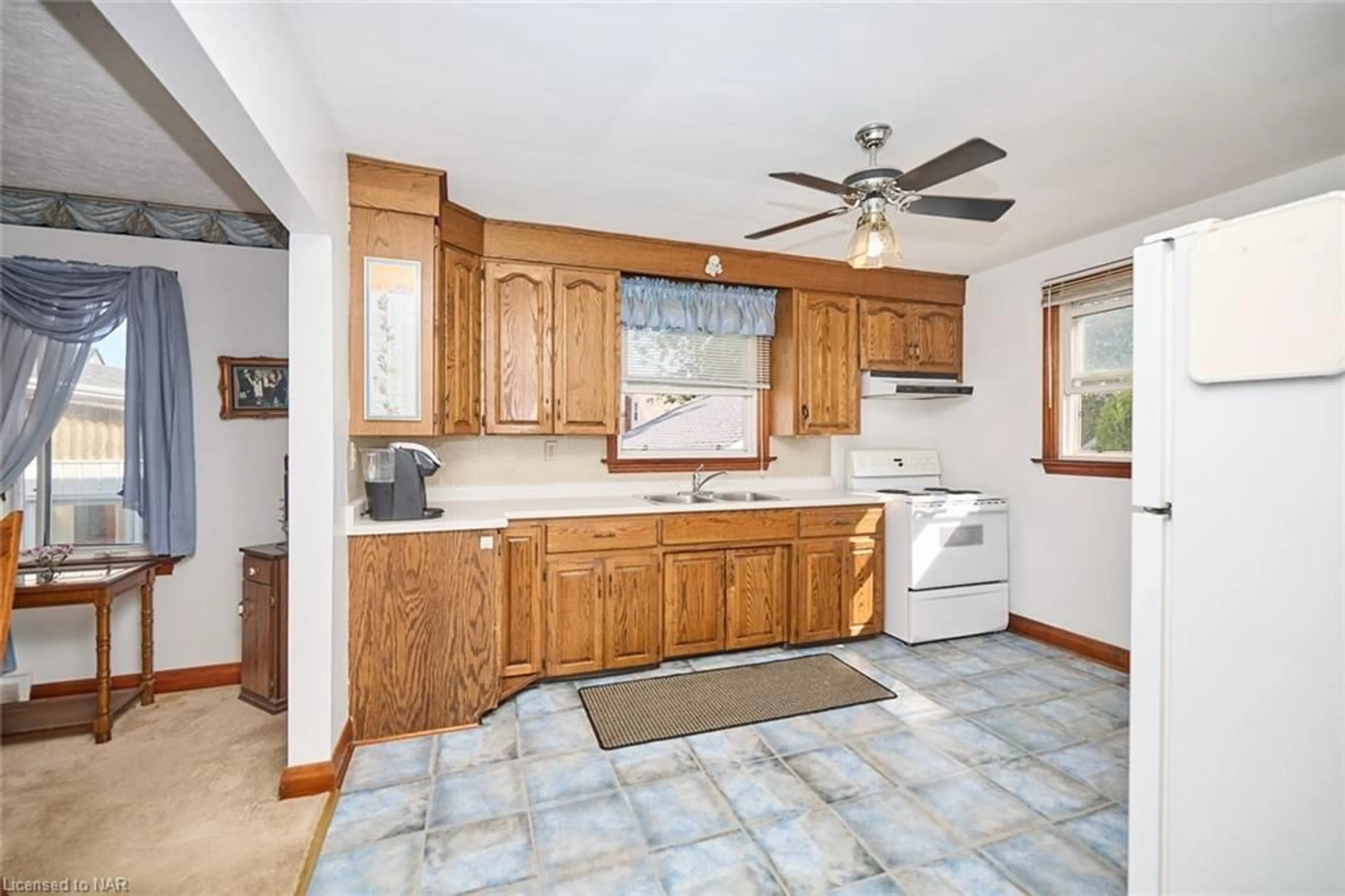 Standard kitchen for 6041 Coholan St, Niagara Falls Ontario L2J 1K7