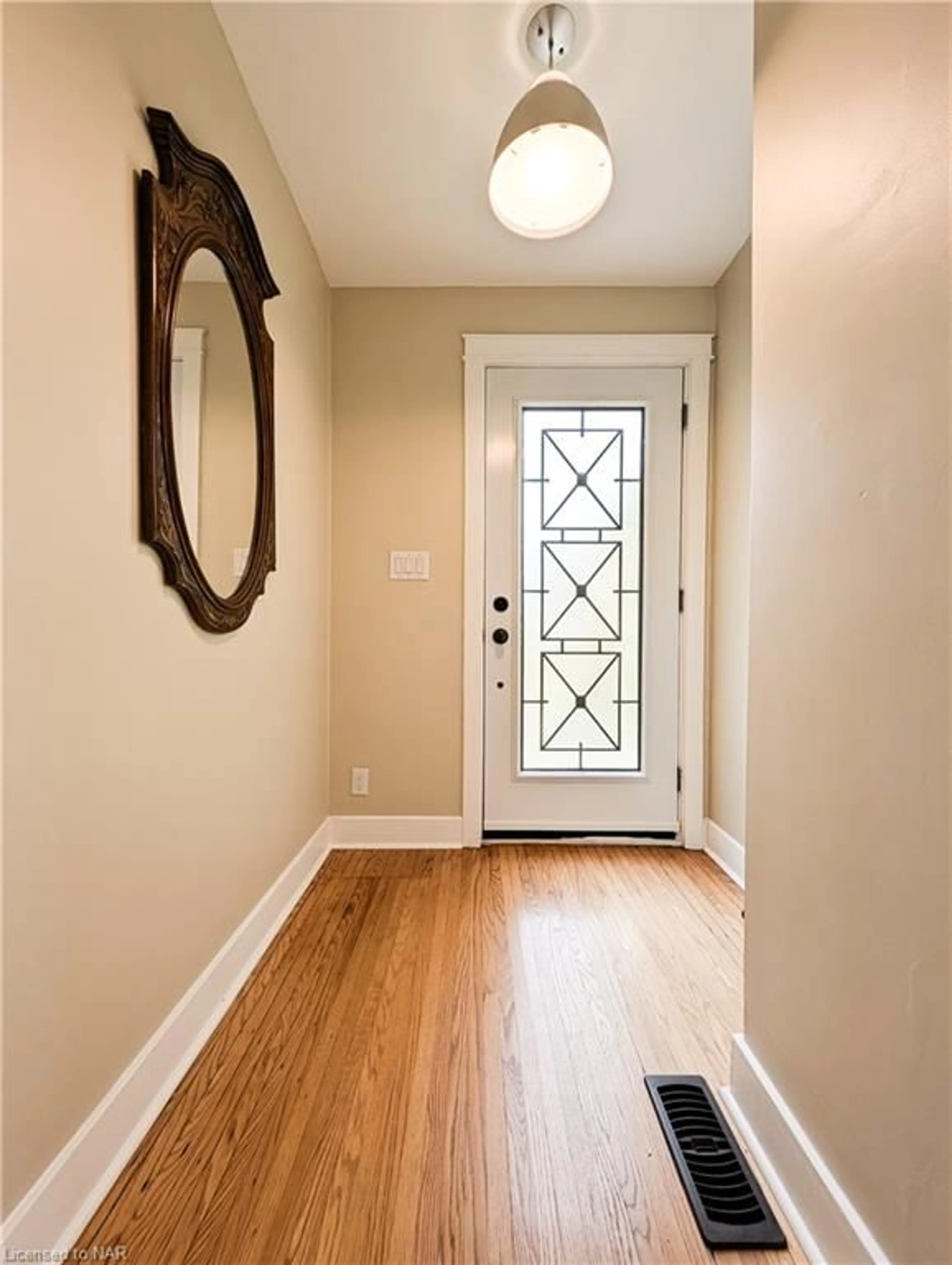 Indoor entryway, wood floors for 4841 Victoria Ave, Vineland Station Ontario L0R 2E0