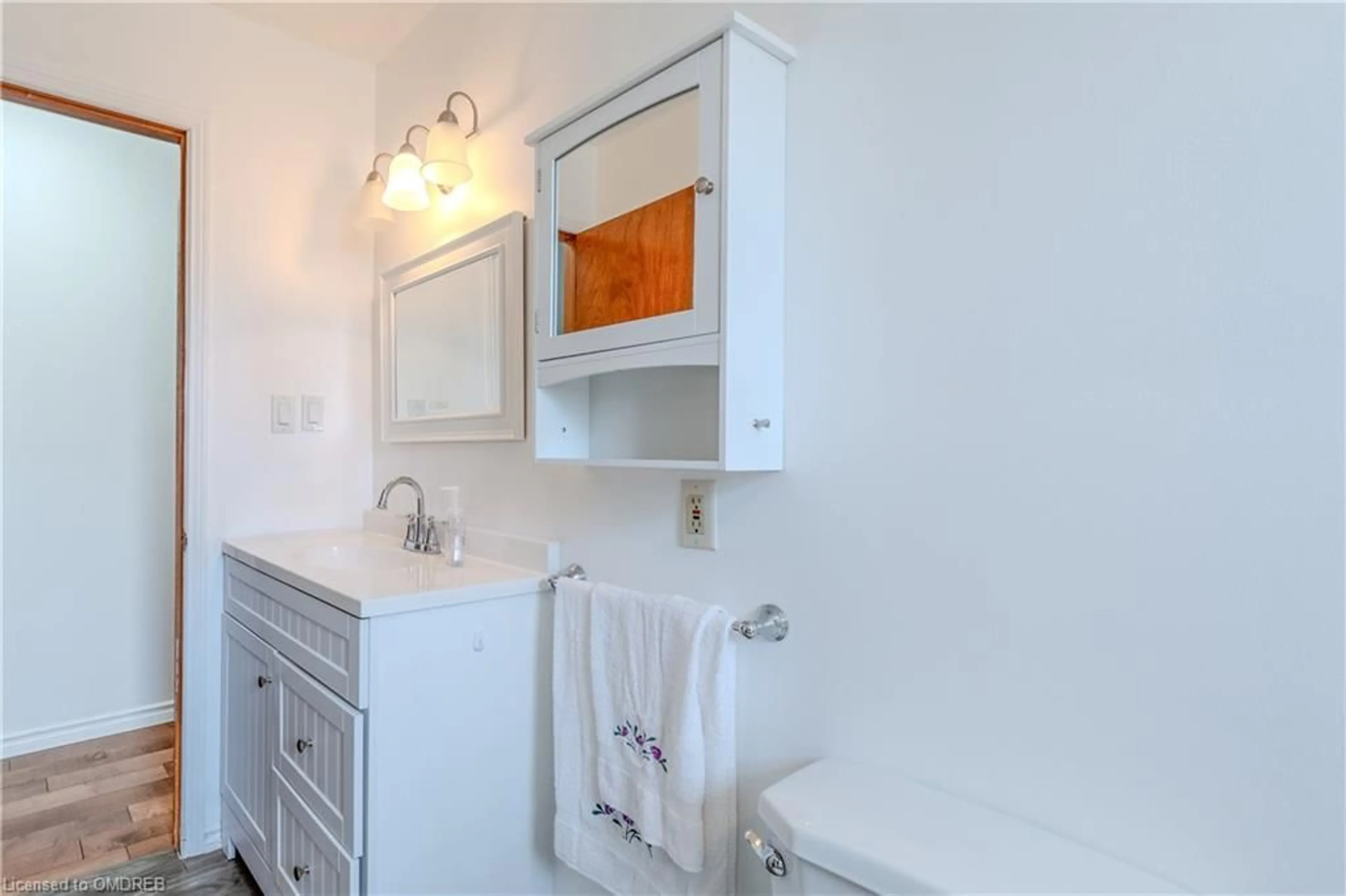 Standard bathroom for 46 Ludlow Cres, Brantford Ontario N3P 1X1