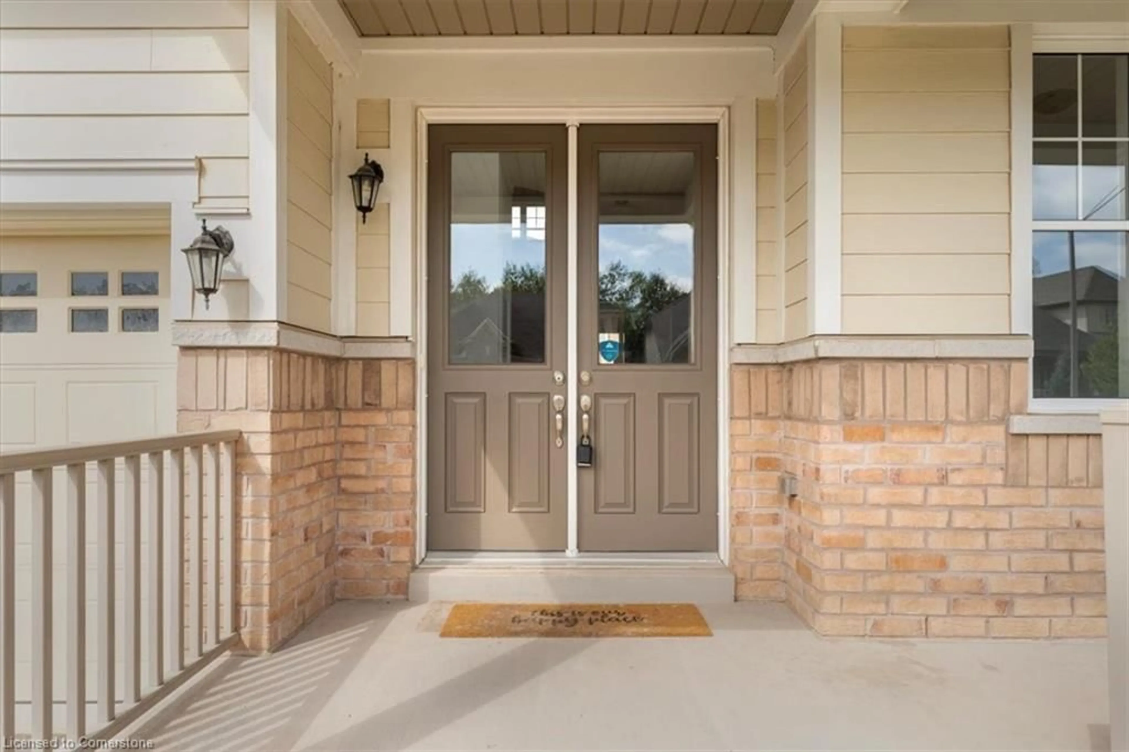 Indoor entryway for 9175 White Oak Ave, Niagara Falls Ontario L2G 0G7