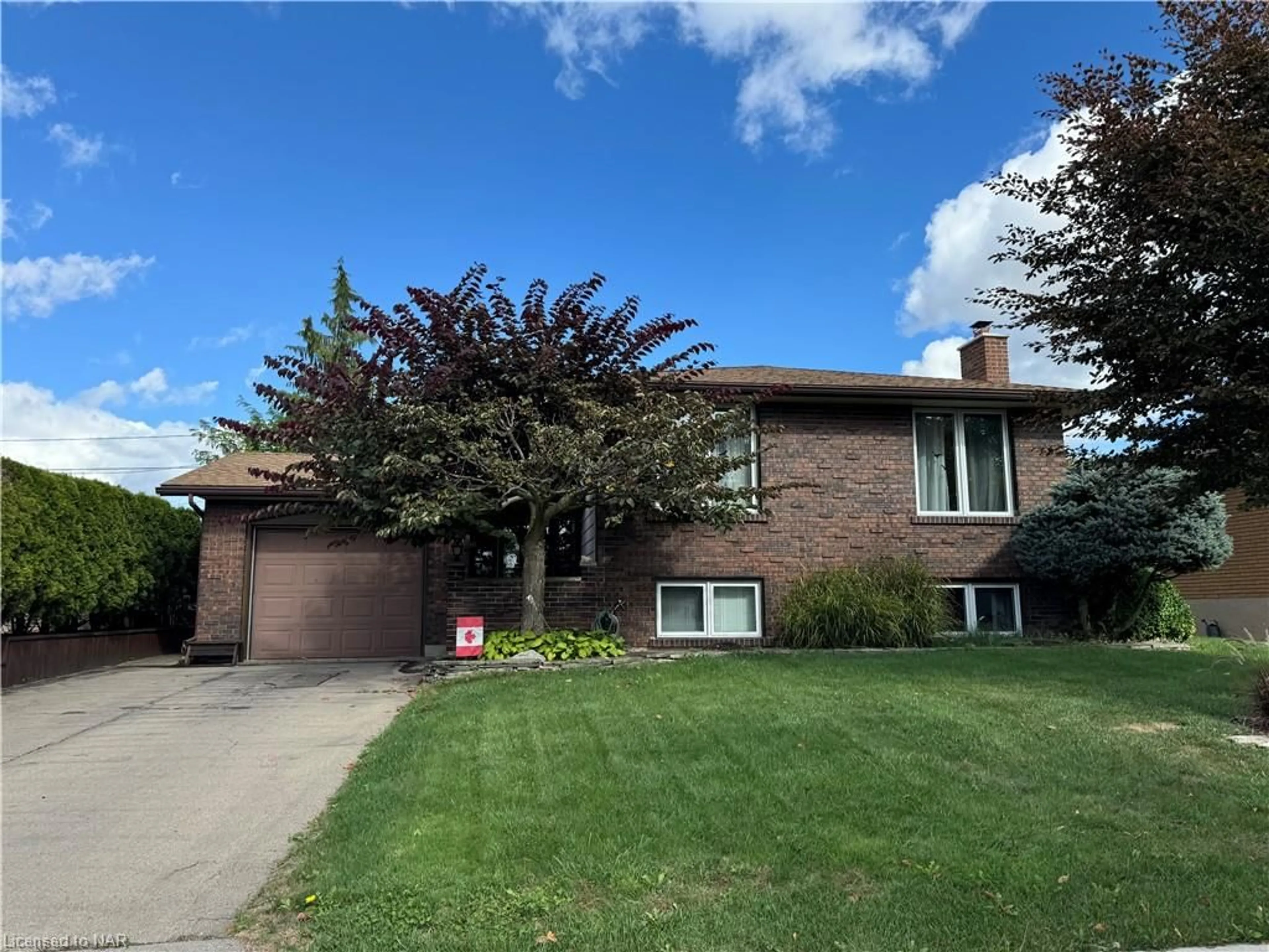 Frontside or backside of a home, the street view for 50 Westwood Cres, Welland Ontario L3C 4R3