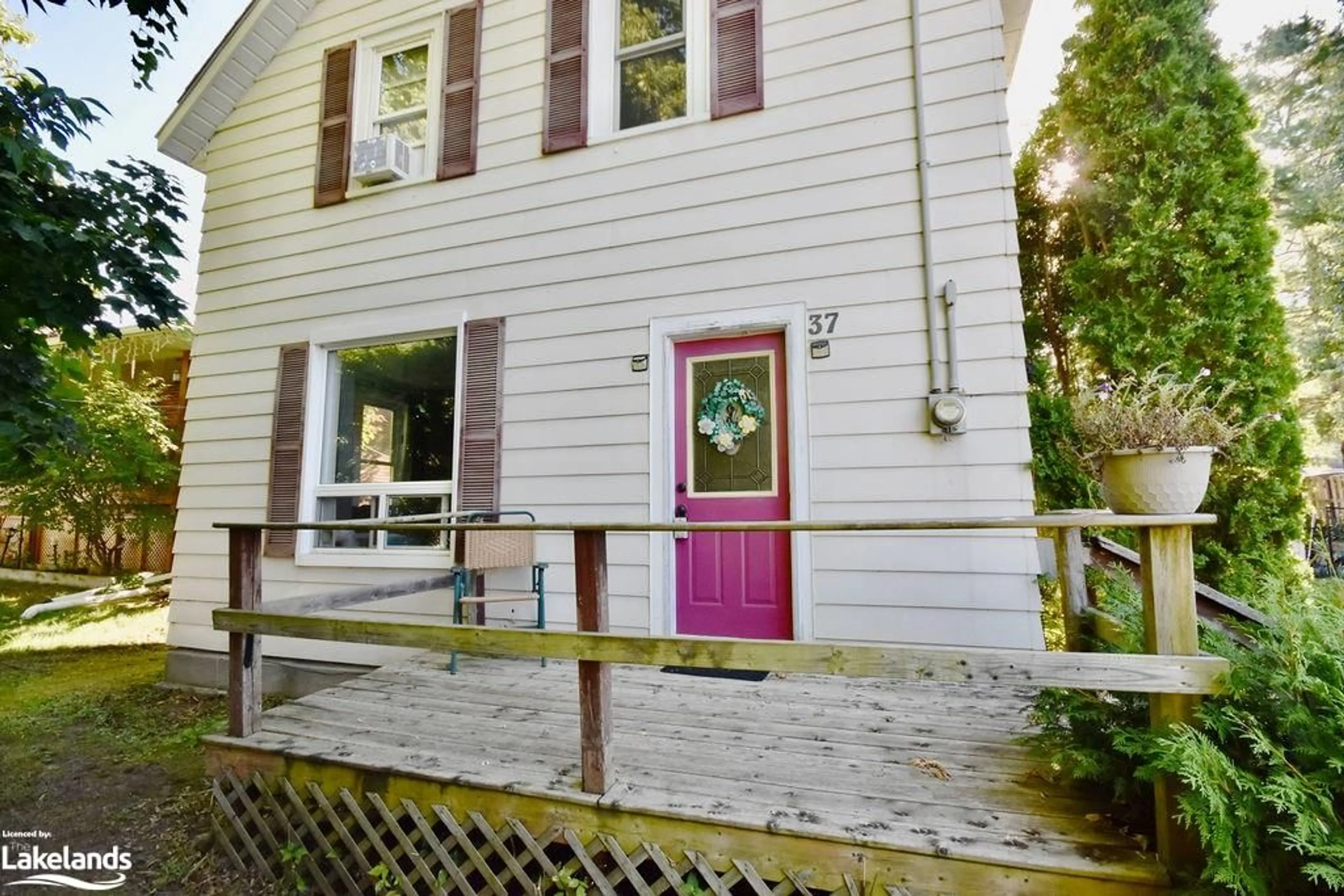 A pic from exterior of the house or condo, cottage for 37 Chatham St, Penetanguishene Ontario L9M 1C1
