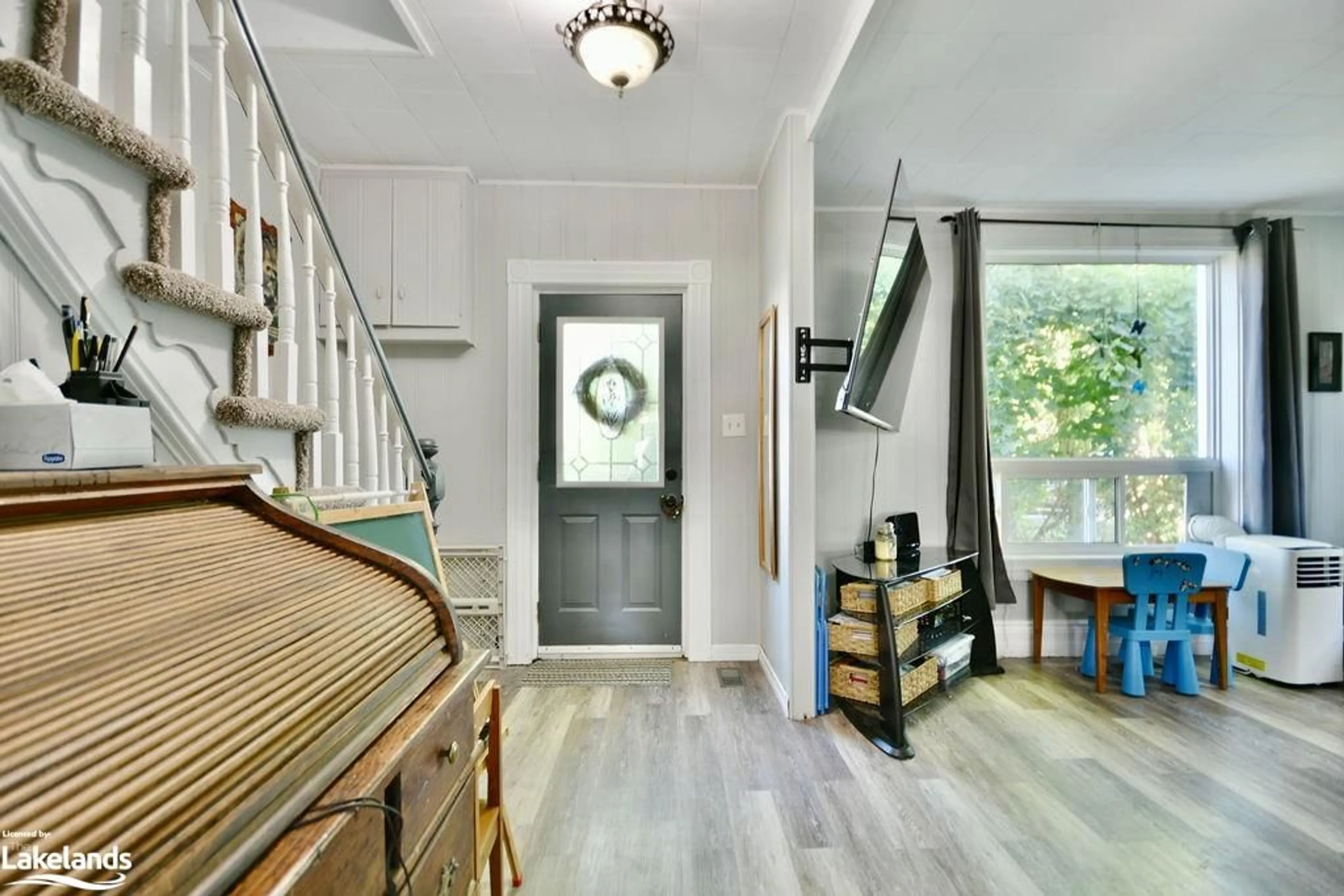 Indoor entryway, wood floors for 37 Chatham St, Penetanguishene Ontario L9M 1C1