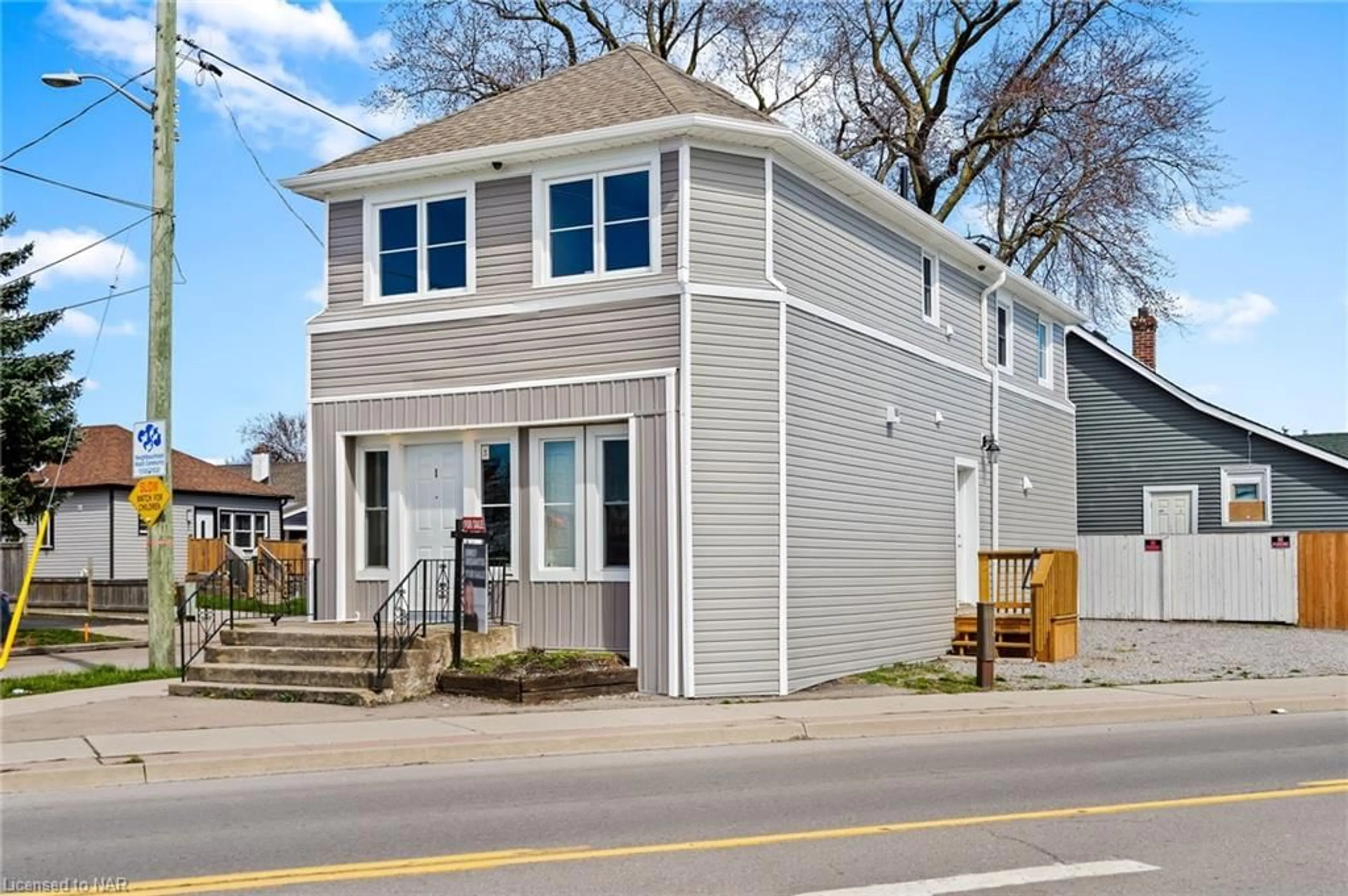 A pic from exterior of the house or condo, the front or back of building for 80 Page St, St. Catharines Ontario L2R 4A9